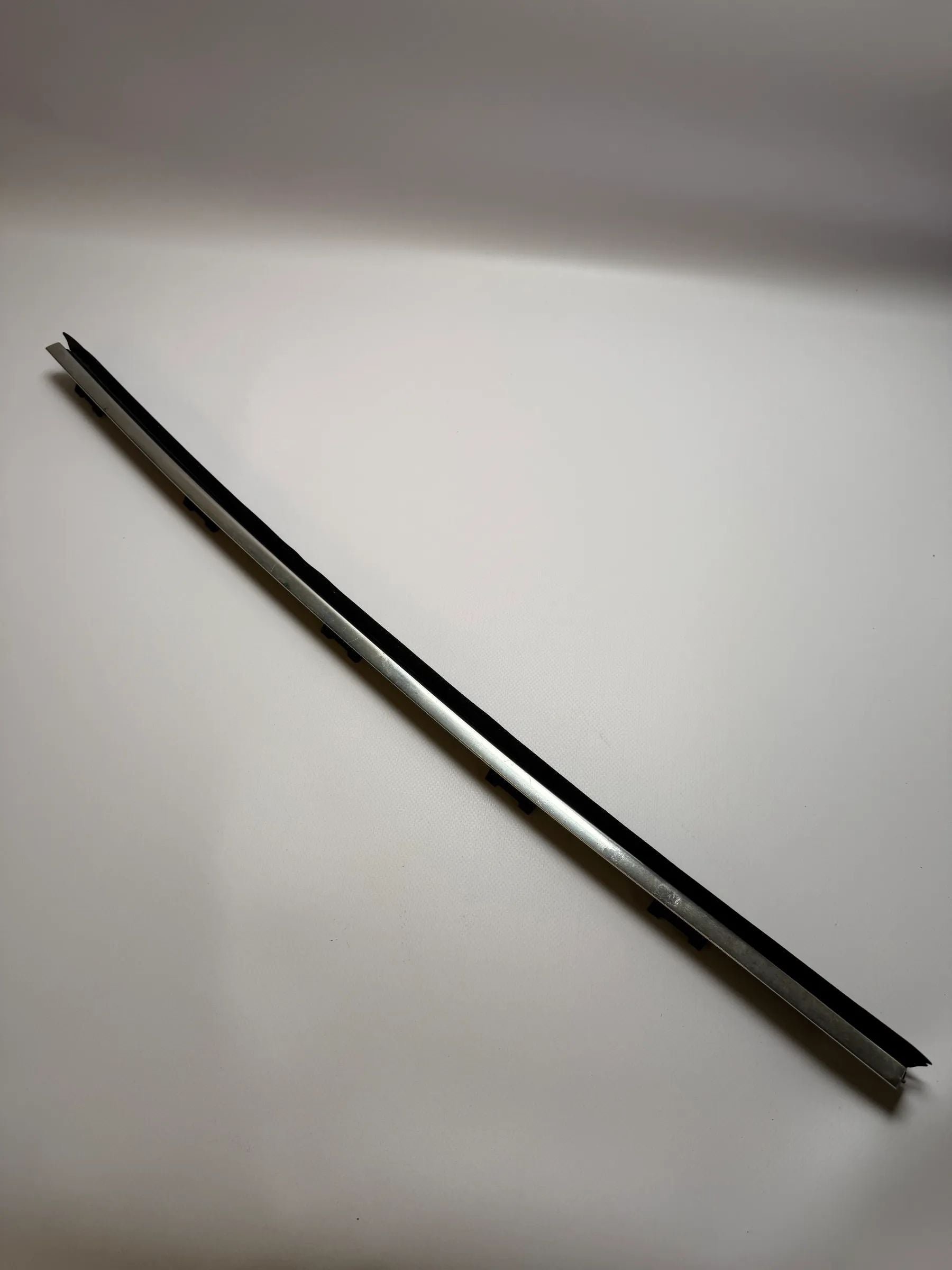 Oryginalna listwa przednia wewnętrzna lewa CHROM BMW 5er 51218185815