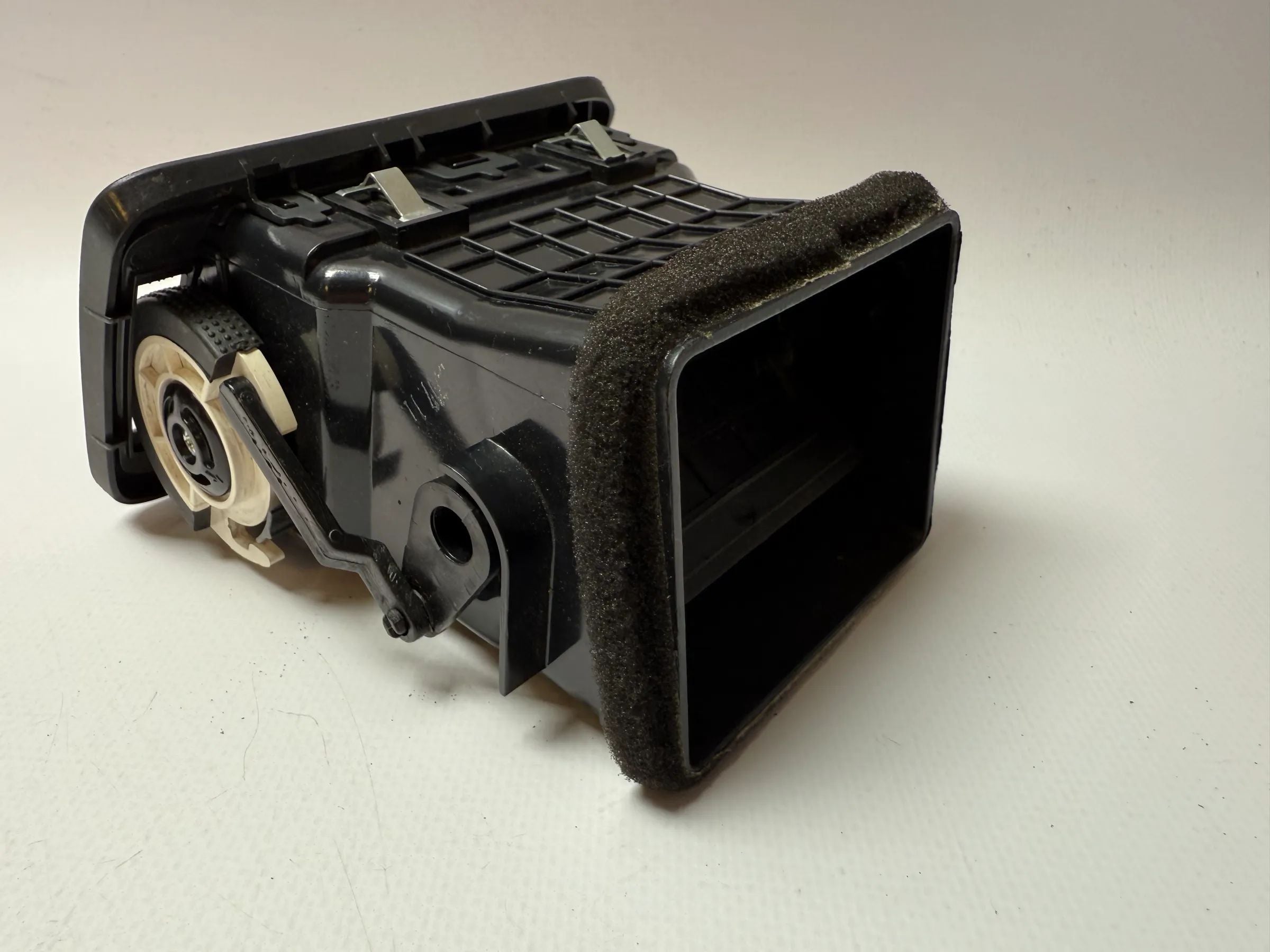 Original Hyundai Tucson air vent ventilation grille right 97490-2E000 / JM 97 302A 