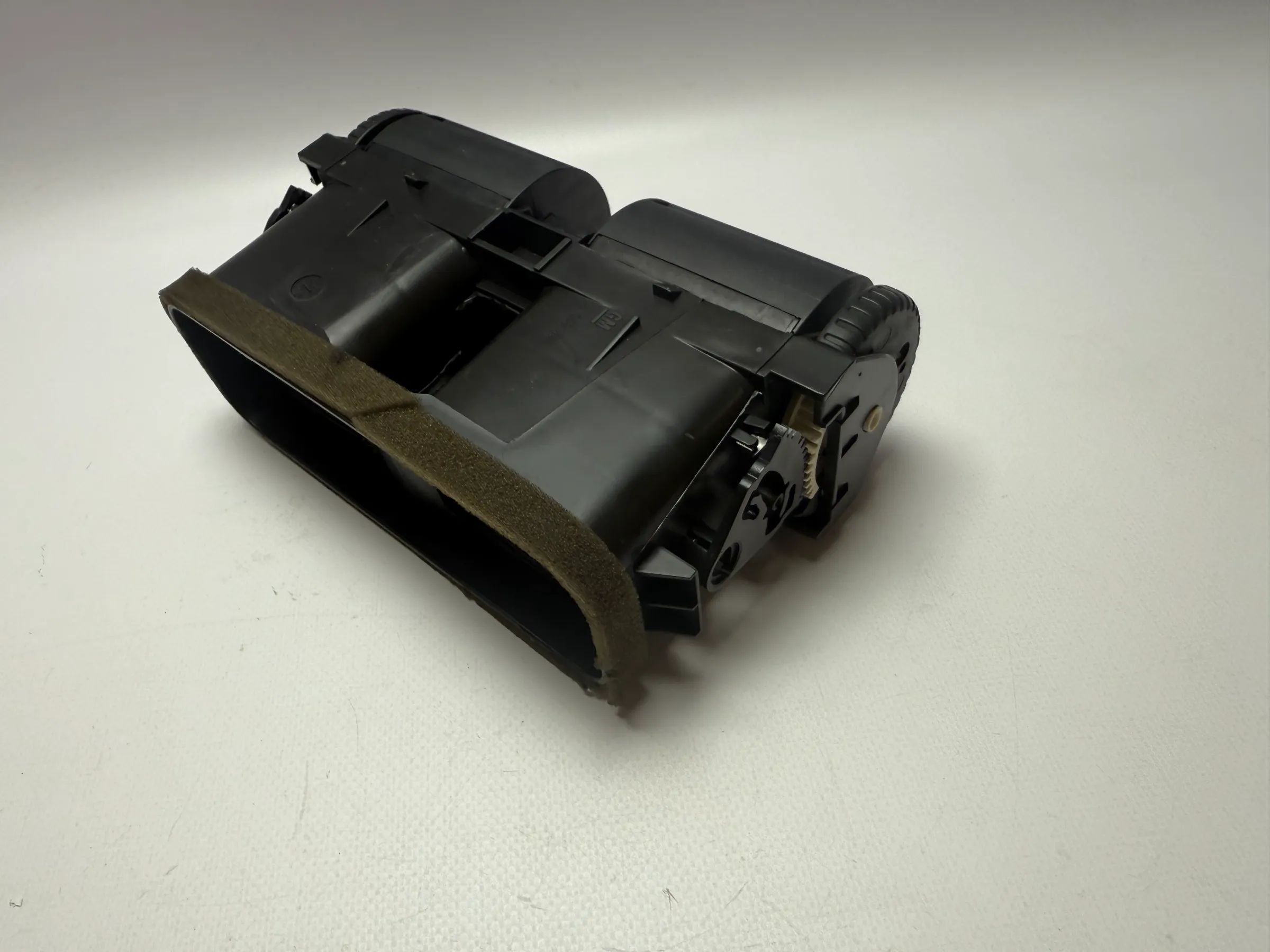 Оригинальная центральная двойная воздушная решетка вентиляции Opel Astra G 90560344