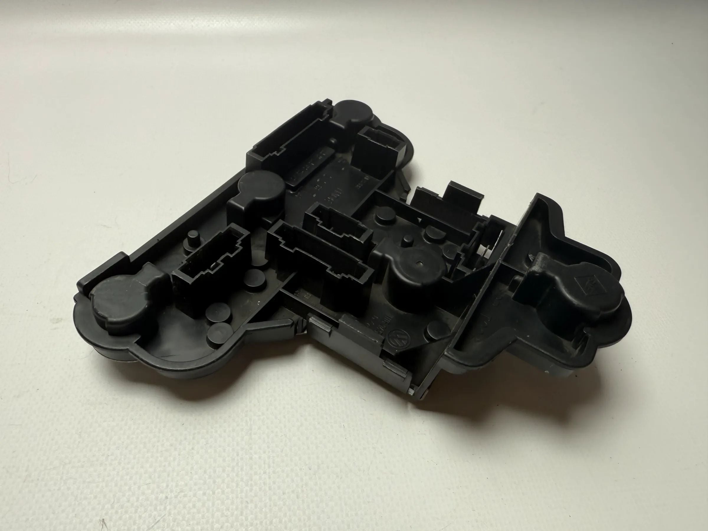 Оригинальный держатель лампы заднего фонаря VW Гольф 3 (VR6 GTI) 1H6 945 257