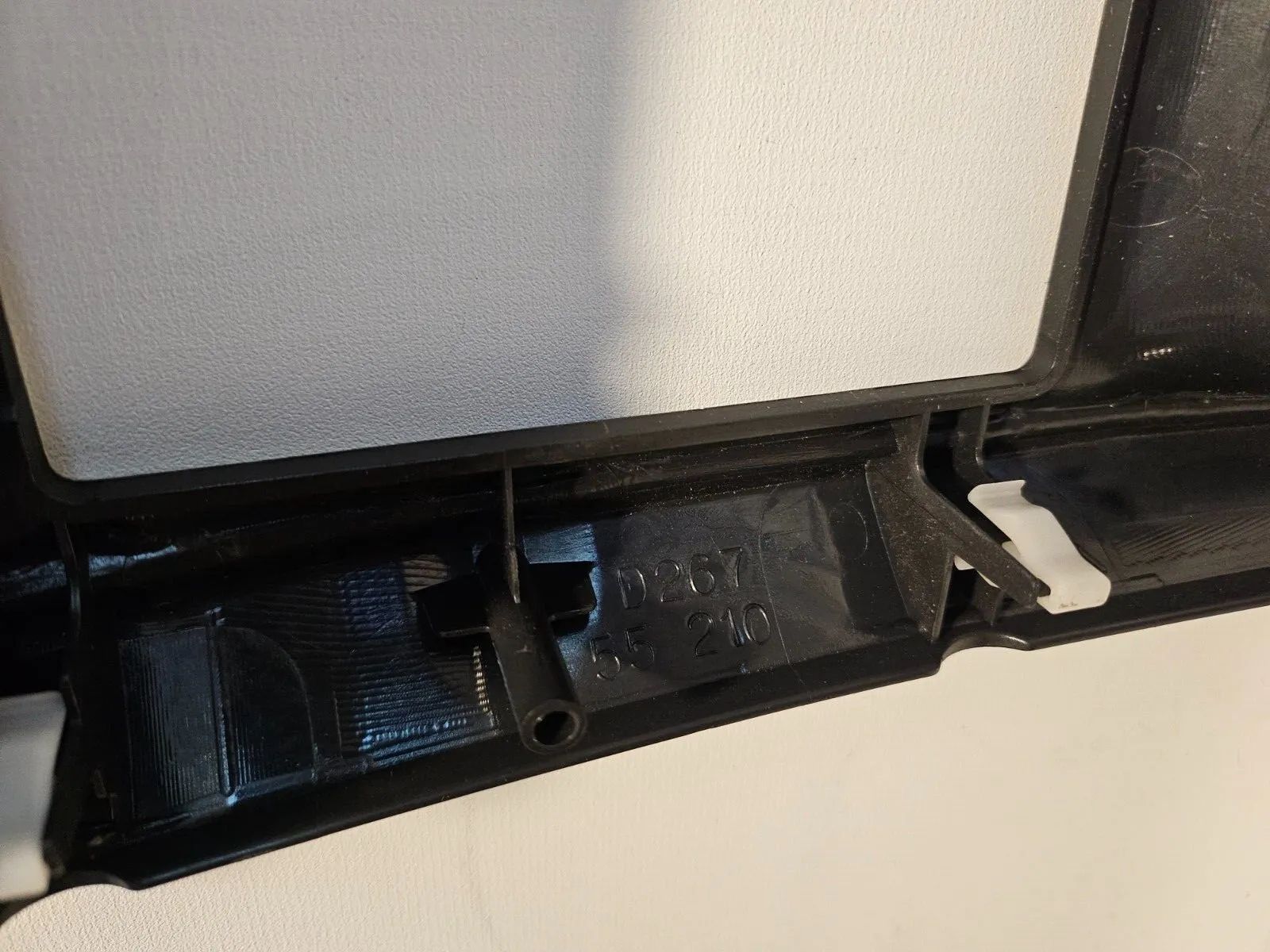 อะไหล่แท้ Mazda Demio DW 1.3 ฝาครอบช่องลมแผงคอนโซลกลาง D26755210