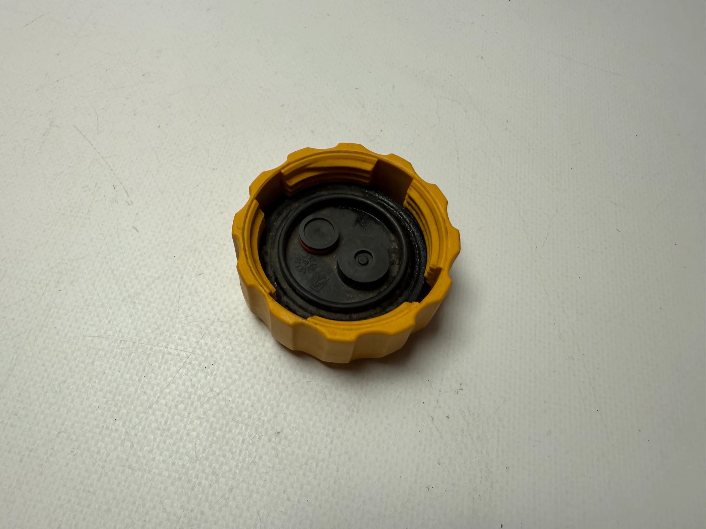 Оригинальная крышка радиатора и крышка расширительного бачка Opel Saab 96536649 Auto-veritas