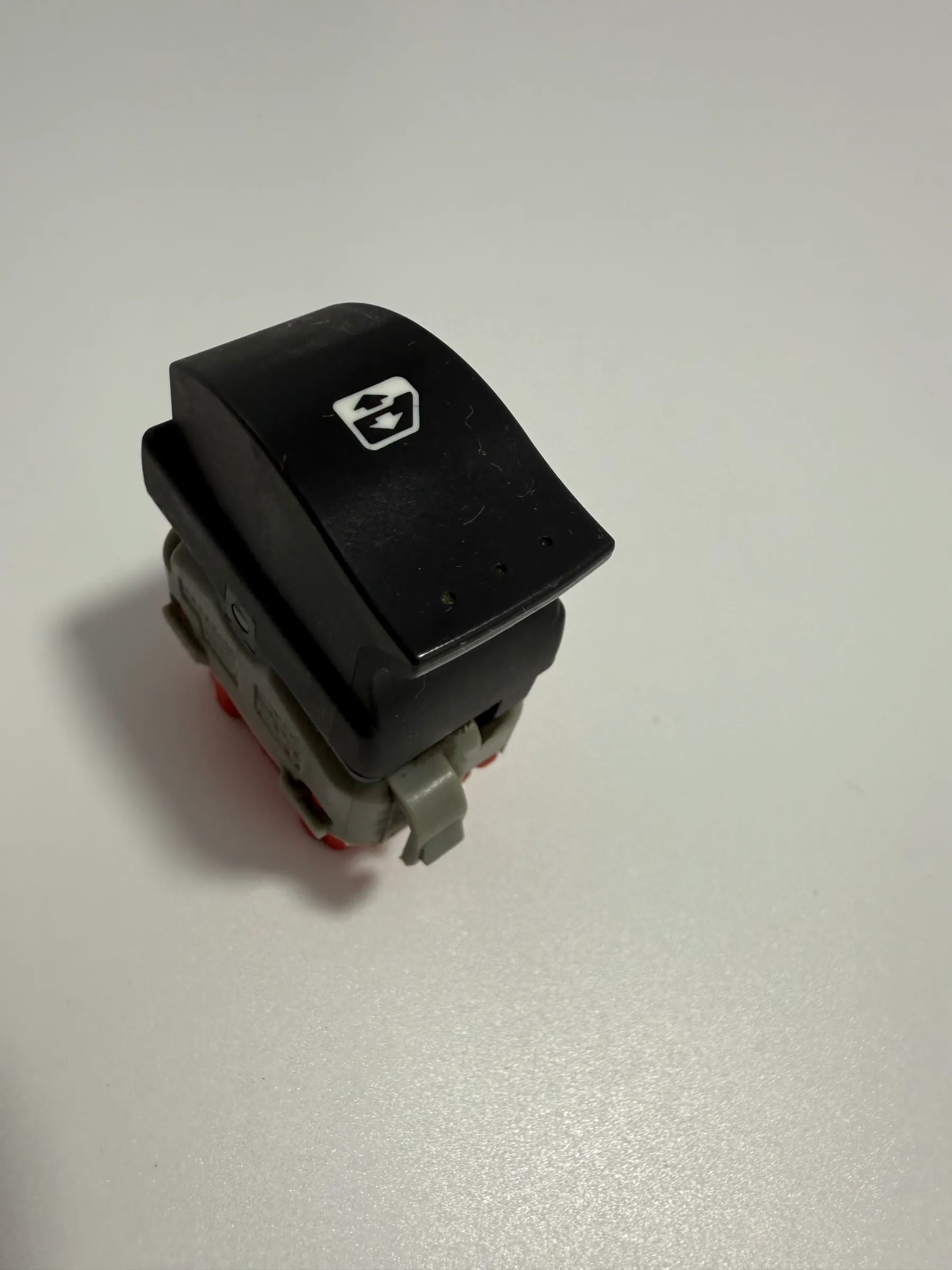 Оригинальный переключатель стеклоподъемника RENAULT CLIO III (BR0/1, CR0/1) красный 2808203