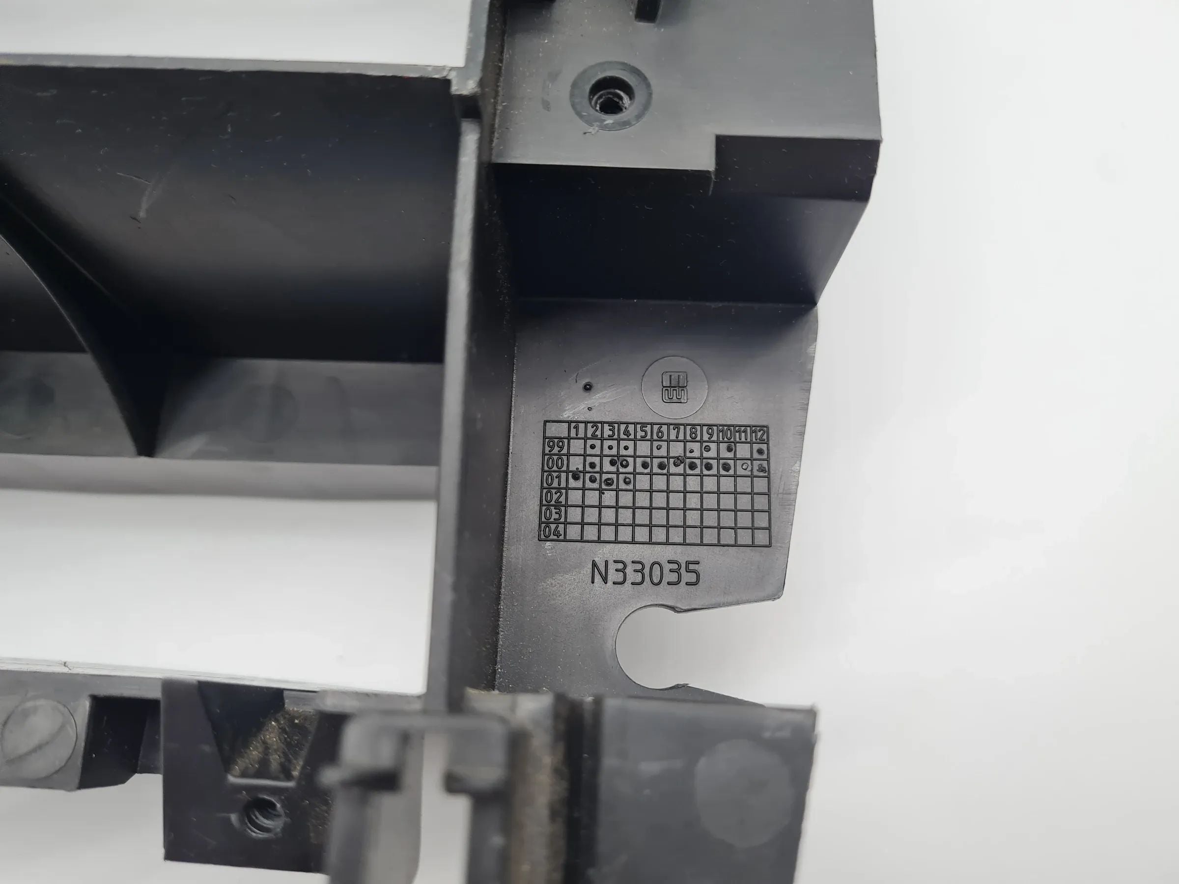 Original Mercedes-Benz C-Klasse (W203) Radioschacht Einbaurahmen A2036800878