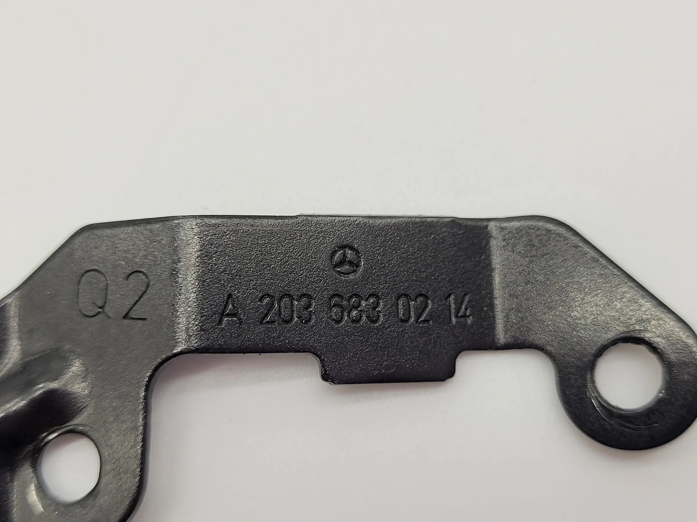 Original Mercedes-Benz C-Klasse (W203) Halterung Mittelkonsole Links A2036830214