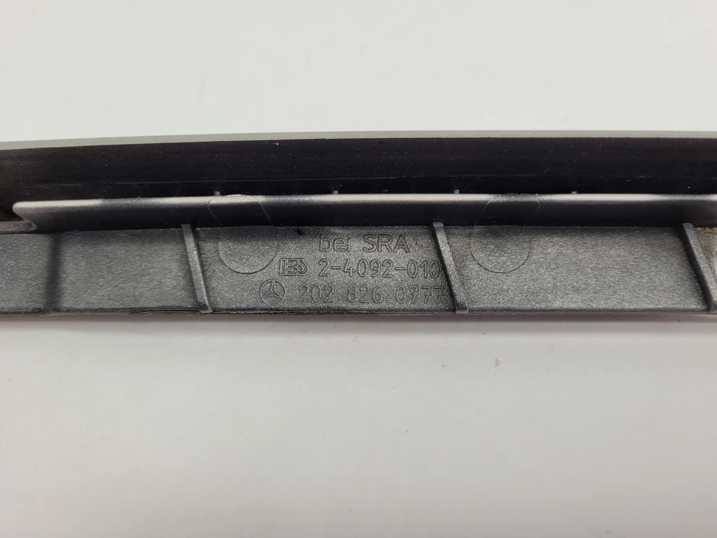 Original Mercedes-Benz C-Klasse (W202) Scheinwerfer Leiste/Blende L. A2028260577