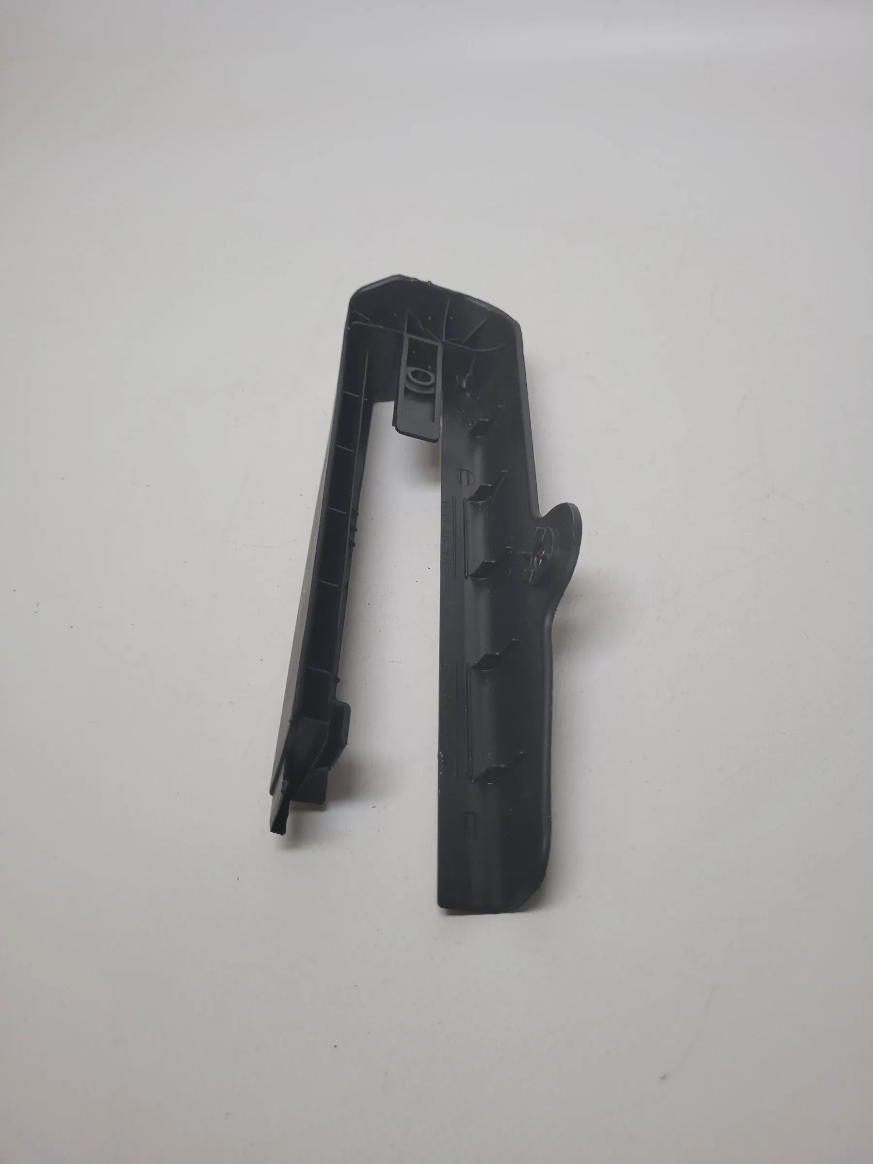 Audi A4 (8E/B6/B7) Verkleidung Sitz-Führungsschiene Rechts 8e0867286