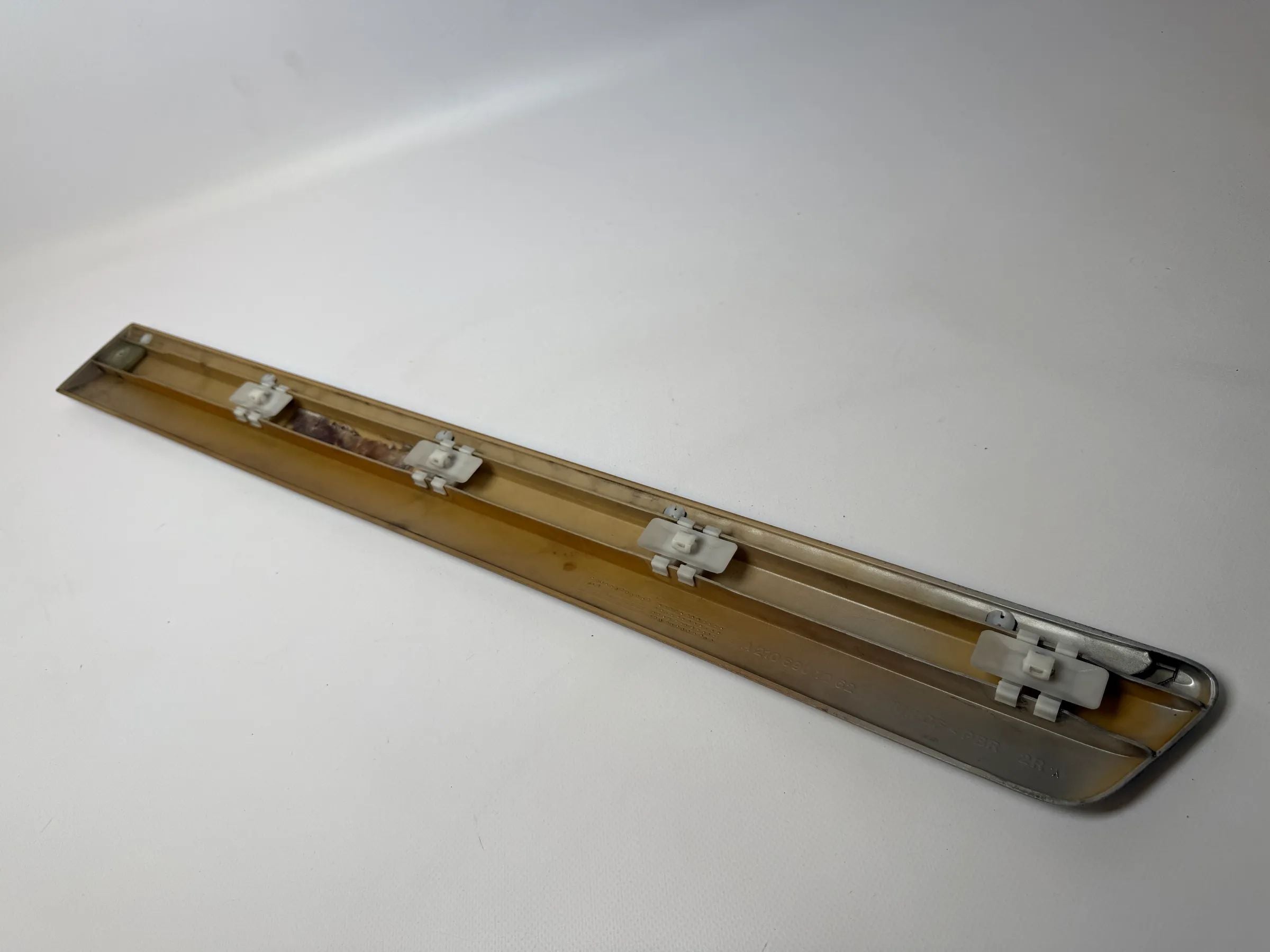 Oryginalna listwa drzwi Mercedes-Benz E-Klasse W210 srebrna prawa A2106901062