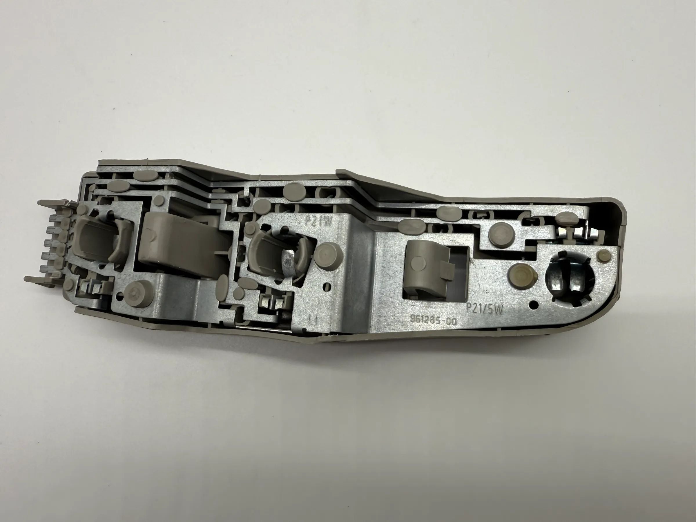 Oryginalny uchwyt lampy tylnej Ford Fiesta 3 III lewy 89FG 13N004 BA