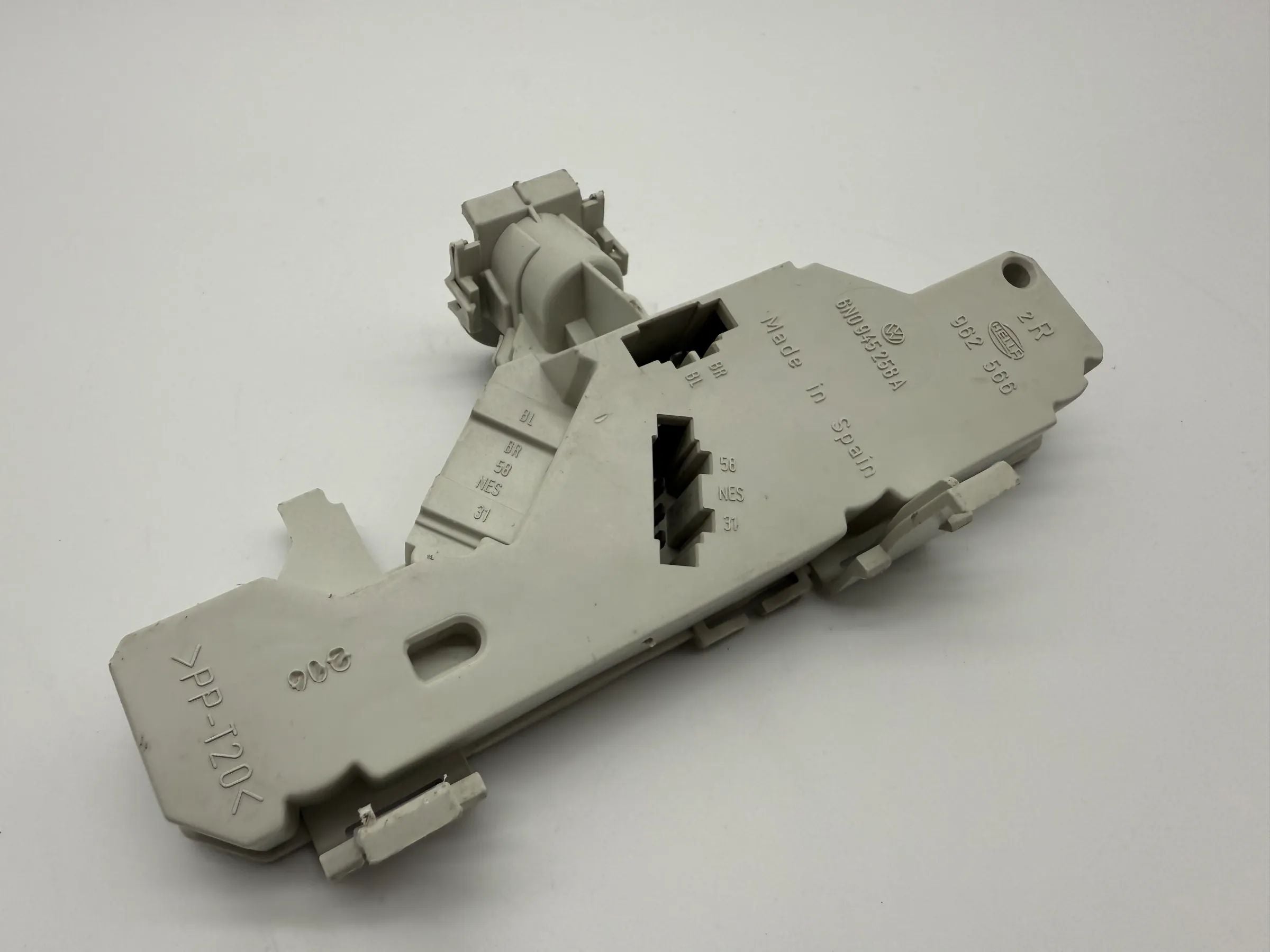 असली VW Polo (6N) रियर टेल लैम्प राइट लैंप होल्डर Hella 6N09452589A / 962566