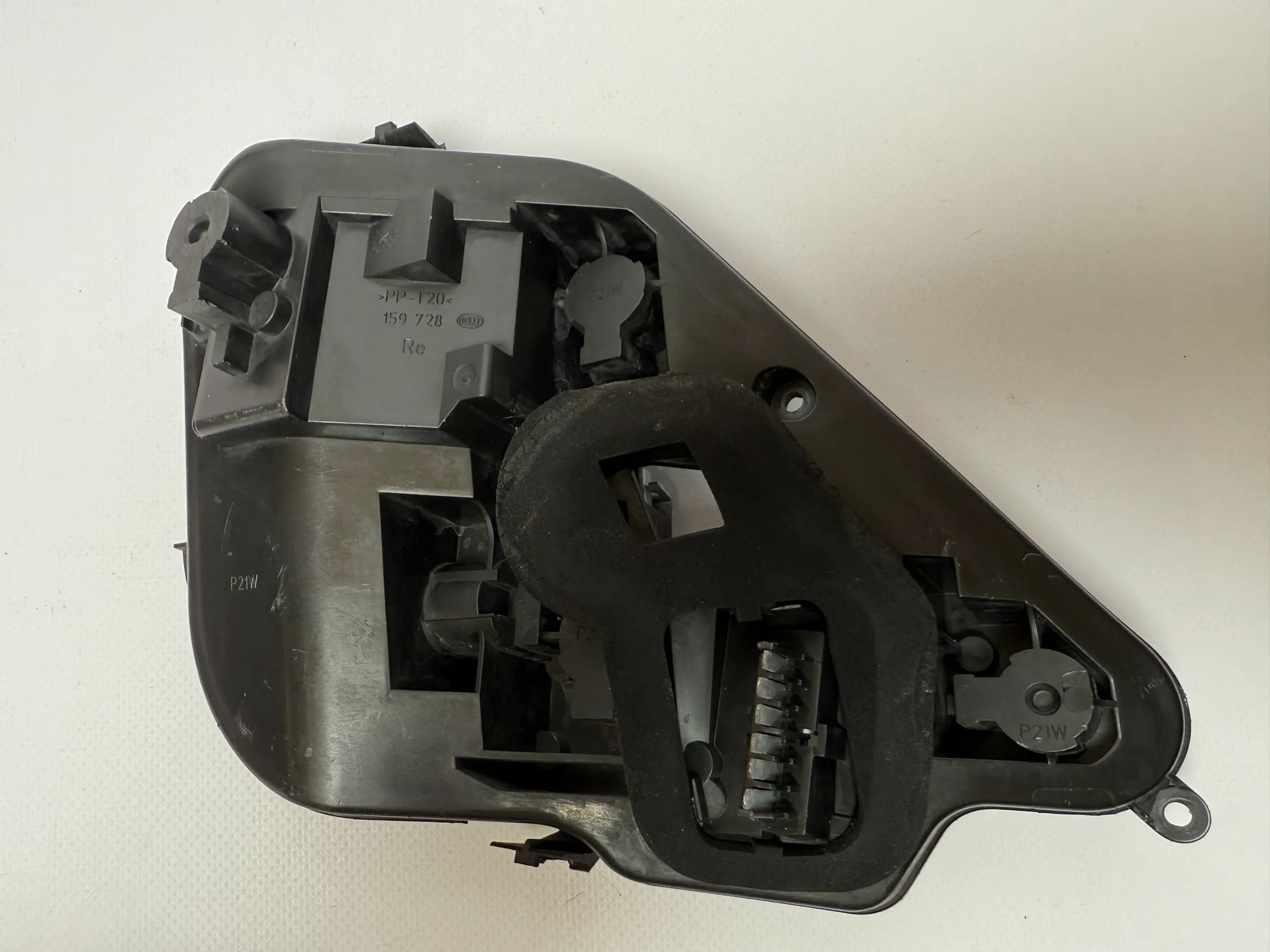 Oryginalny uchwyt lampy tylnej Opel Astra H (A04) Hella 160916-00 / 159728