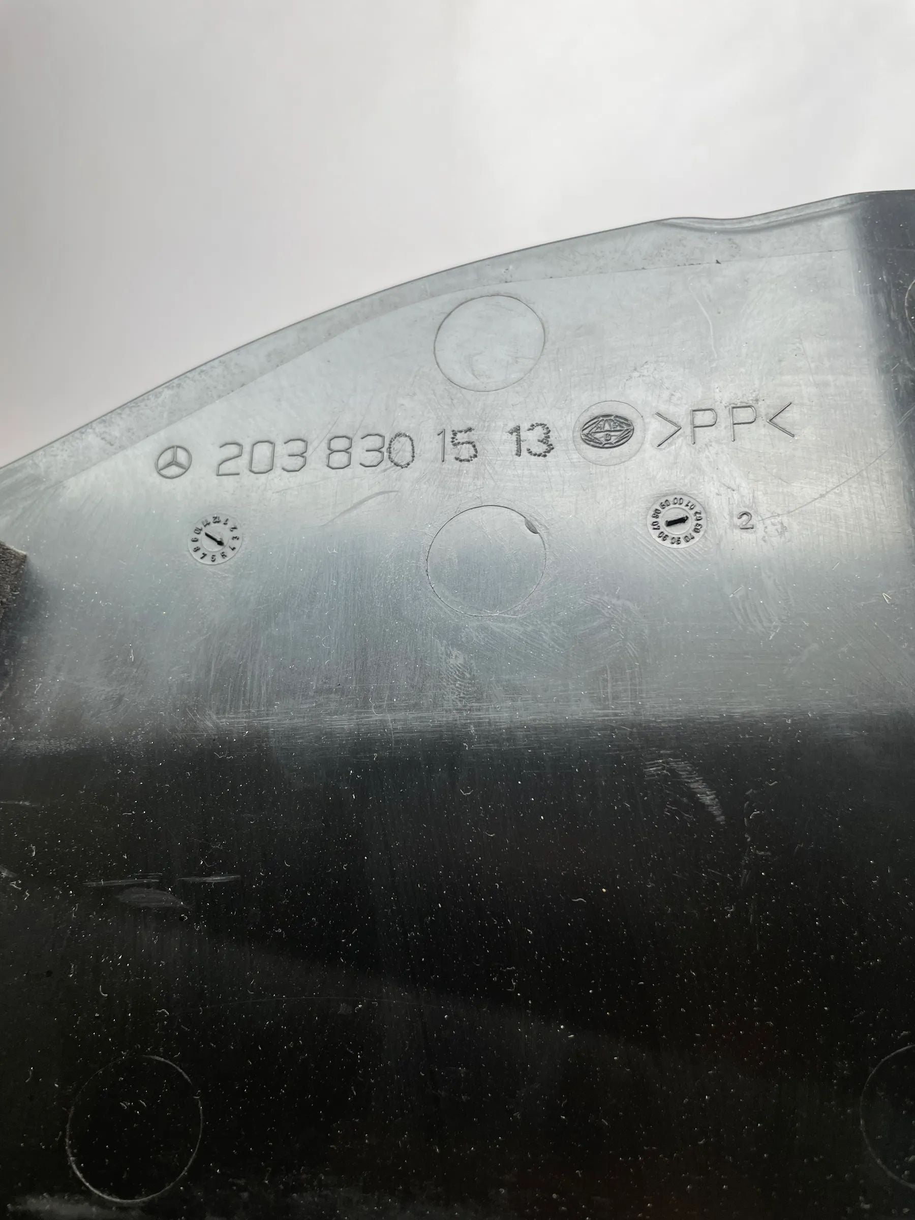 Original Mercedes C-Klasse W203 Verkleidung Luftkanal 2038301513