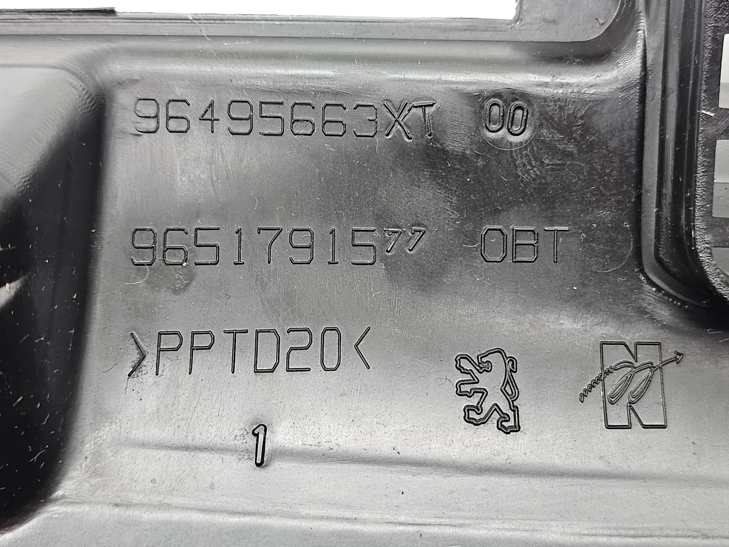 Оригинальная решетка радиатора Peugeot 206CC передняя 96495663XT