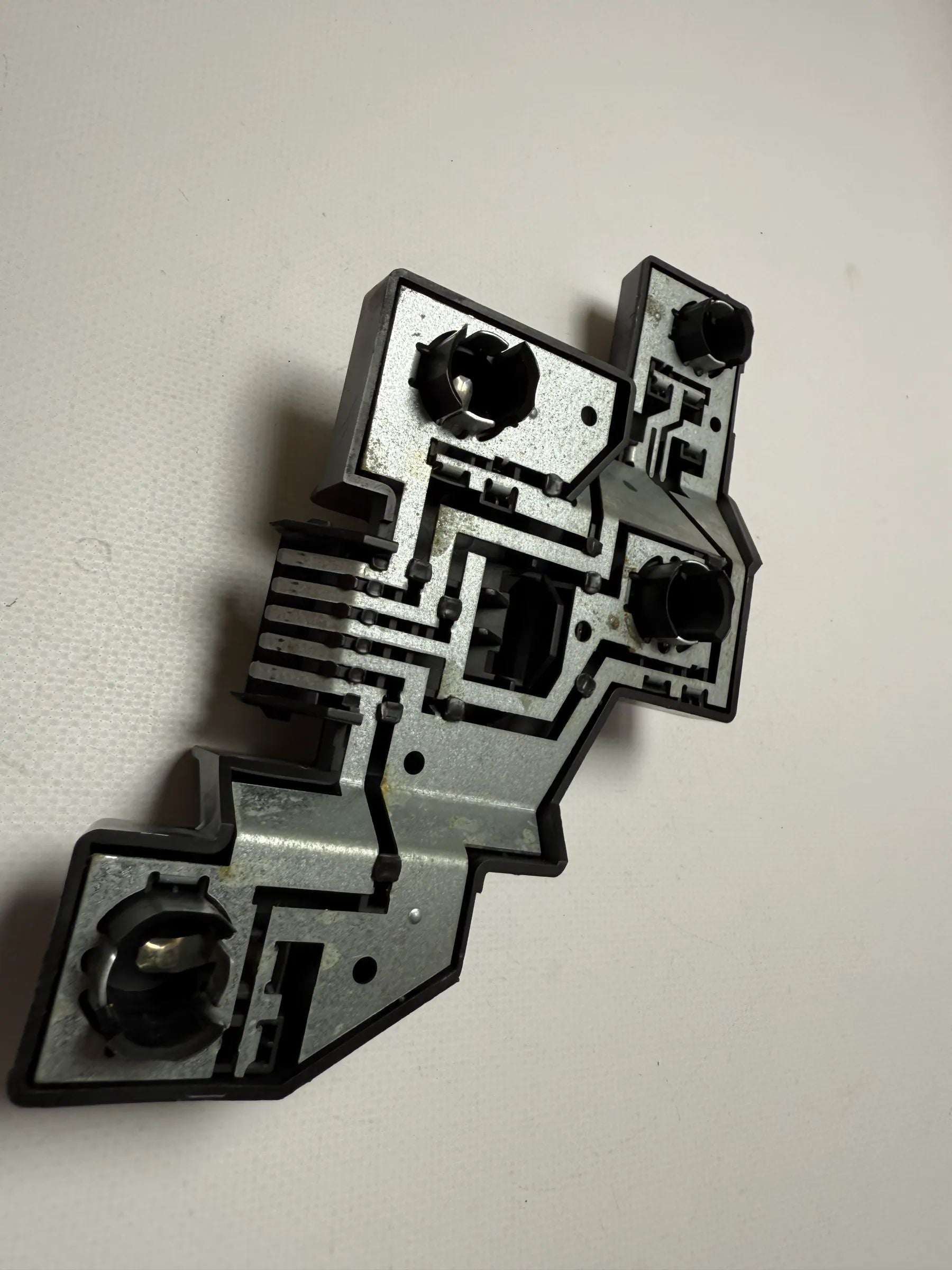 Oryginalny uchwyt lampy tylnej lewej Ford KA 97KG13N004BA