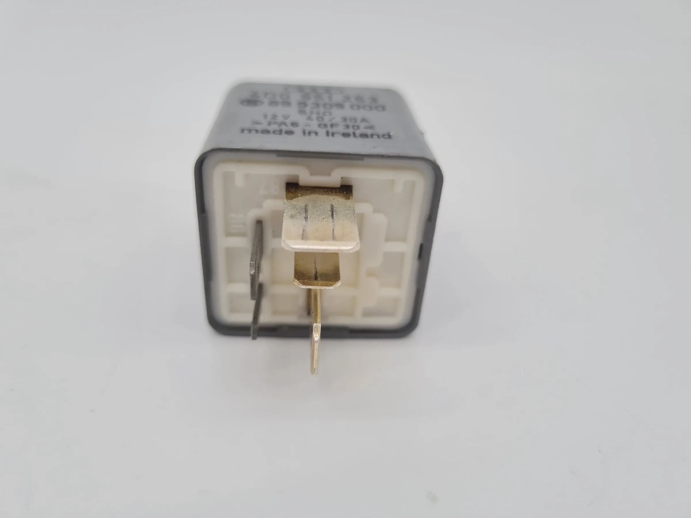 Original Audi A6 (4B2/4B4) Kraftstoffpumpenrelais Relais 4D0951253