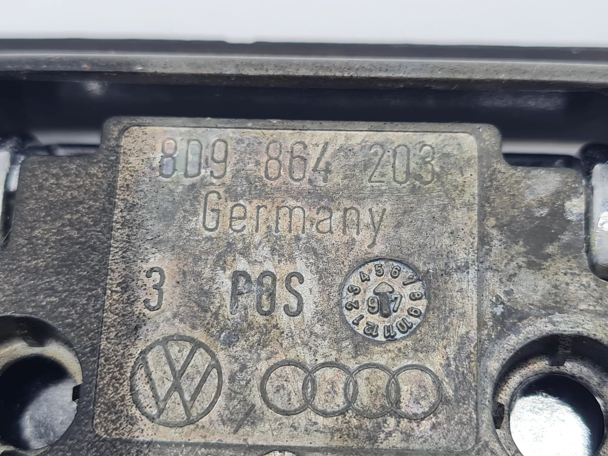 Original Audi A6 (4B2/4B4) Verzurröse Zurröse Kofferraum 8D9864203
