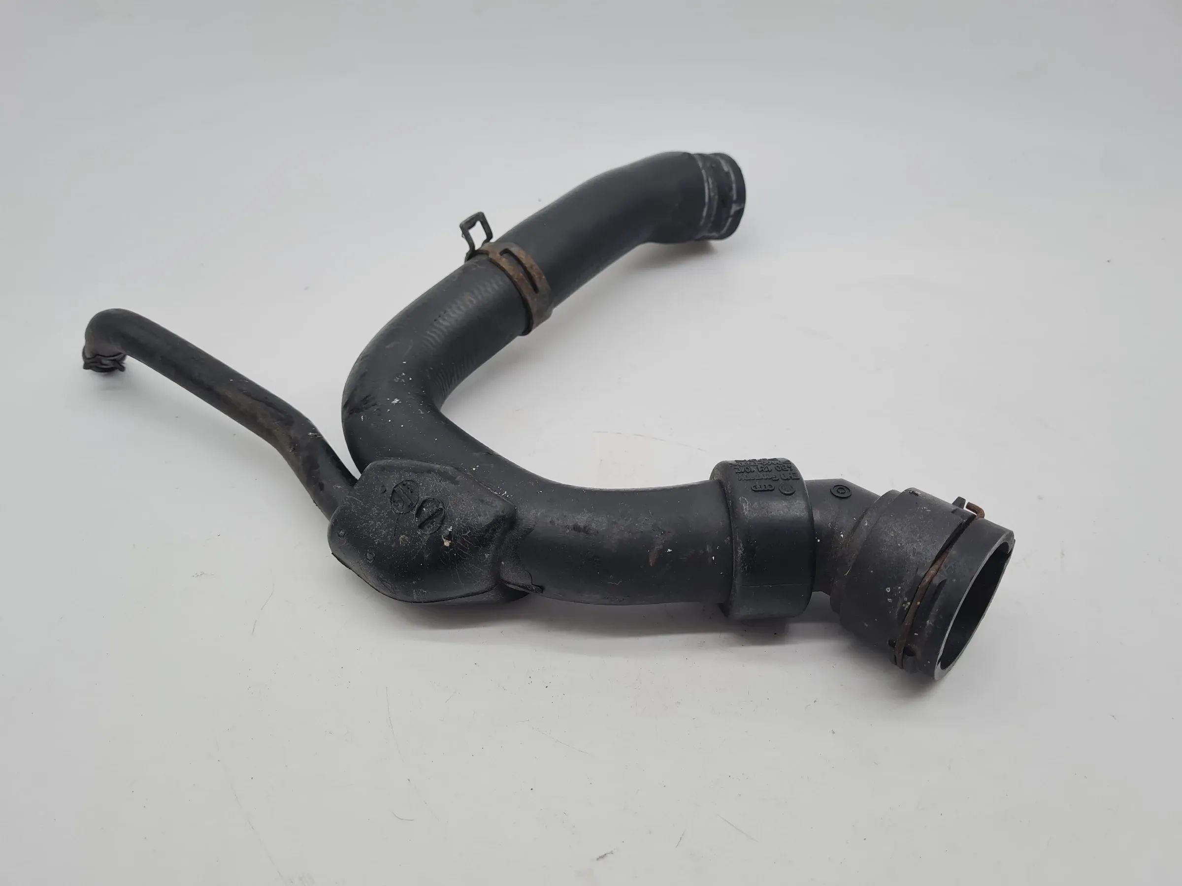 Original Audi A6 (4B2/4B4) 2.4 V6 Kühlerschlauch Kühlwasser 4B0121101C