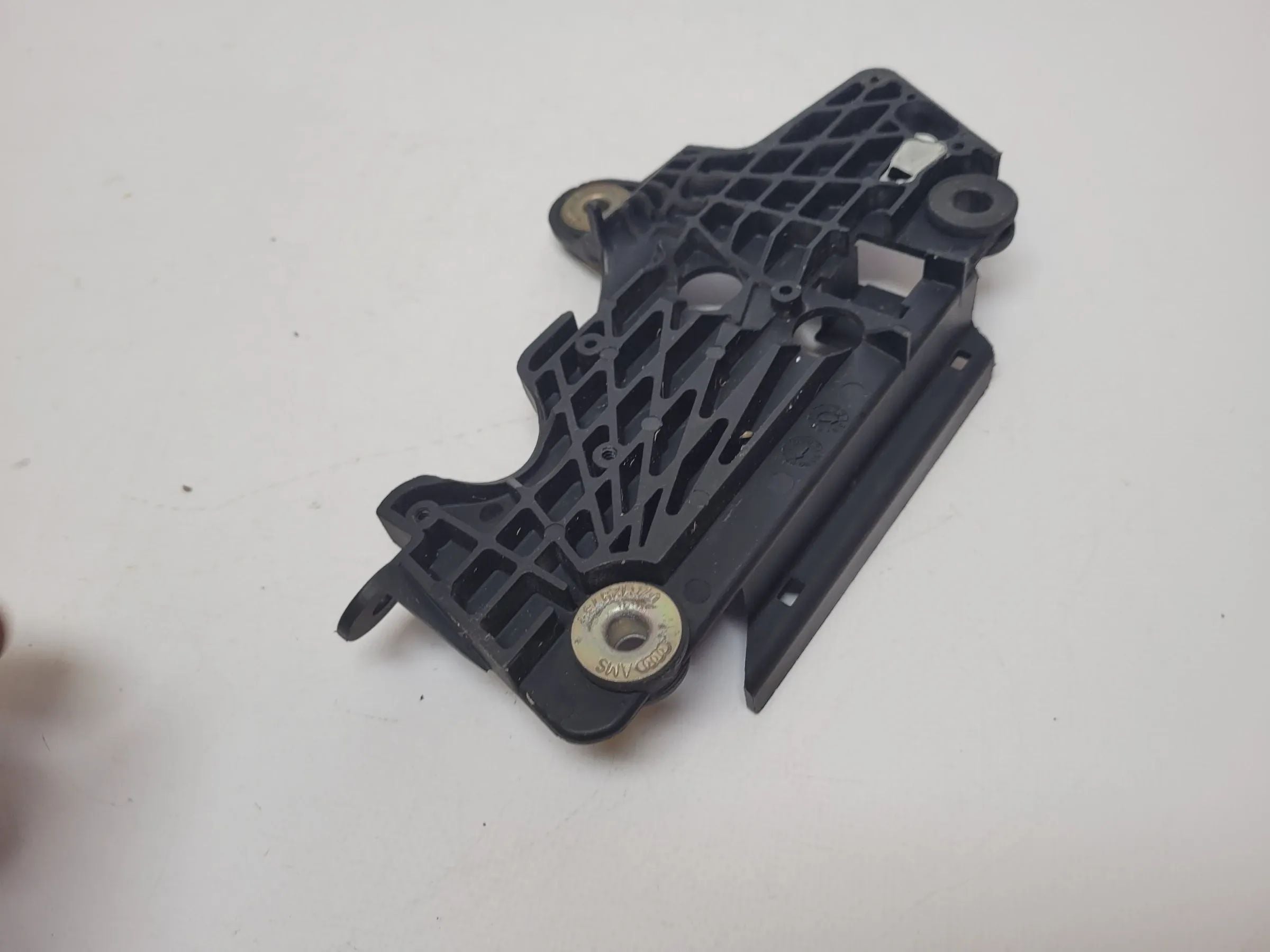 Original Audi A6 (4B2/4B4) Halteplatte Magnetventil 078133365