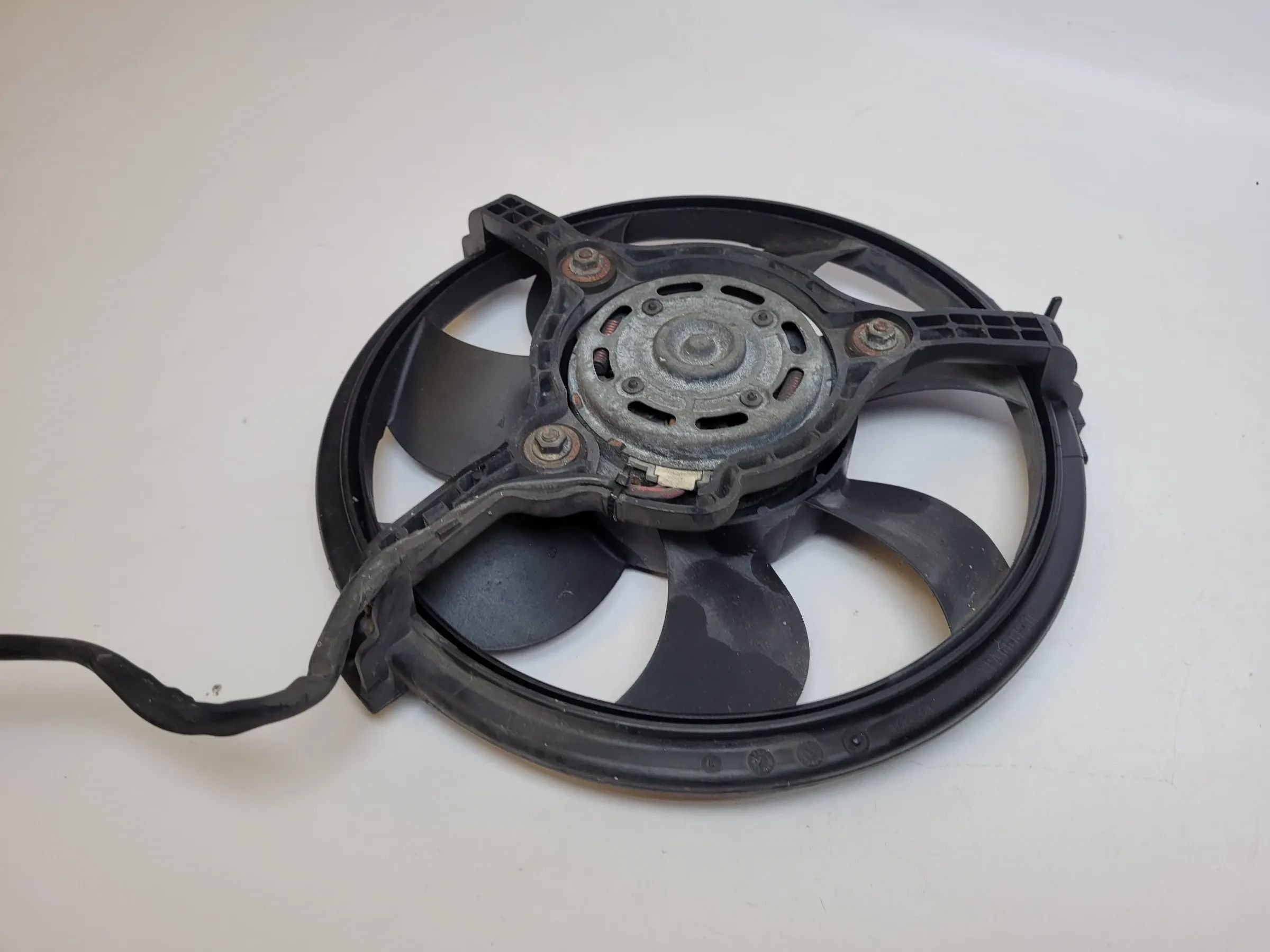 Original Audi A6 (4B2/4B4) Kühlerlüfter Motor Kühler Valeo 849354