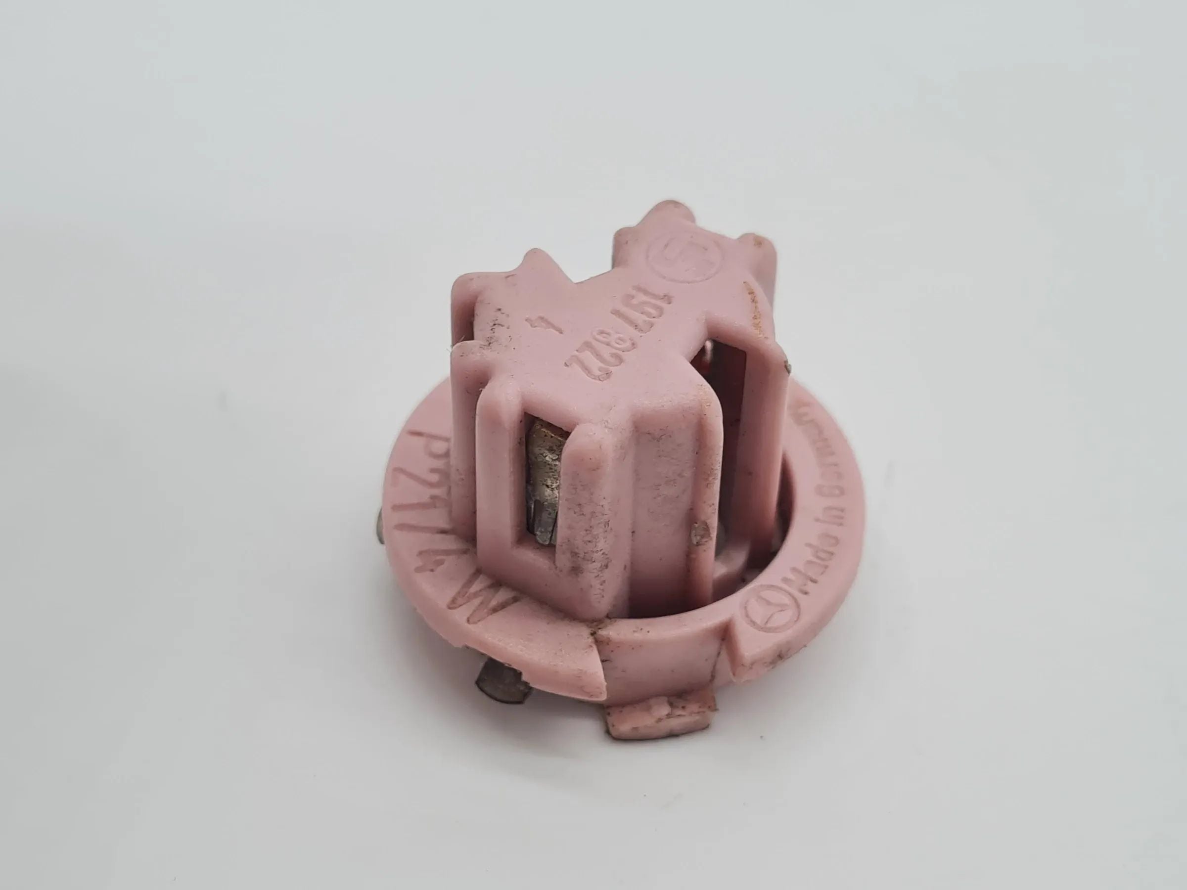 Original Mercedes E-Klasse (W210) Rückleuchte Lampe Fassung L/R 197822