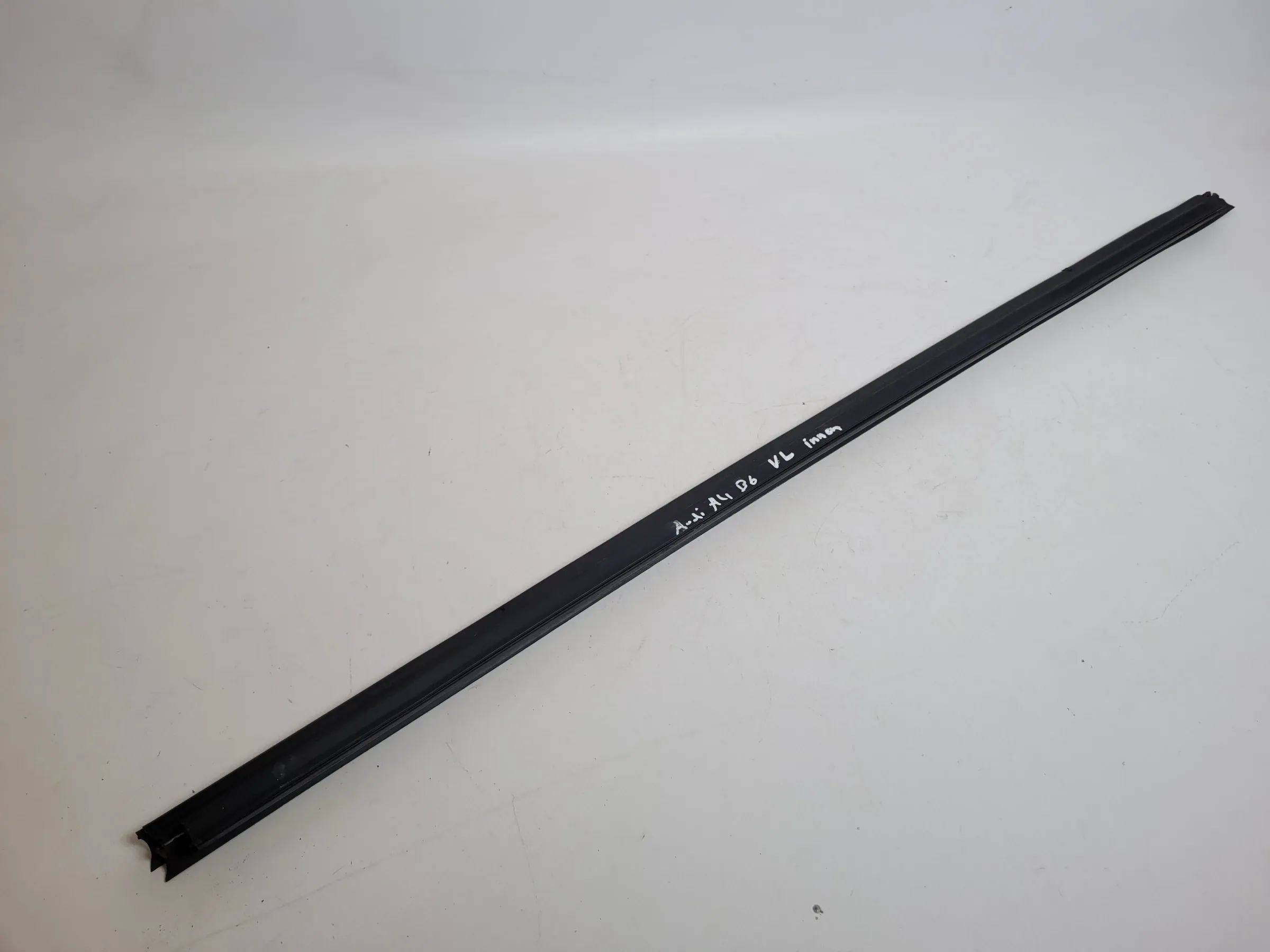 Original Audi A4 (8E/B6/B7) Tür Fenster Dichtung Leiste Links 8E0853284B