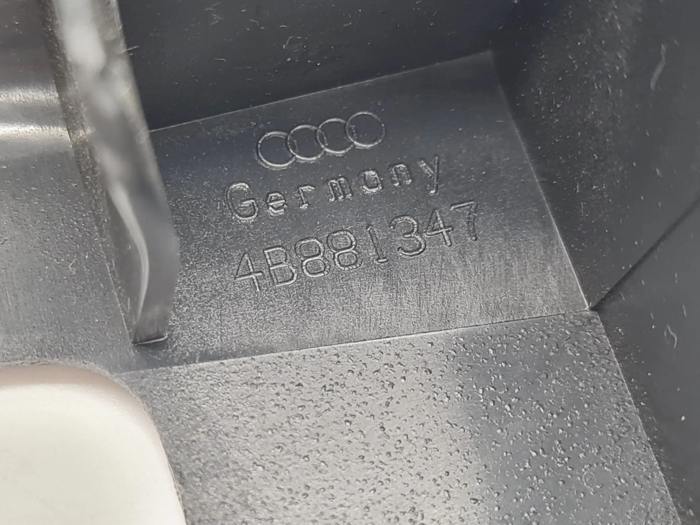 Original Audi A6 (4B2/4B4) Abdeckung Blende Sitz Vorne 4B0881348