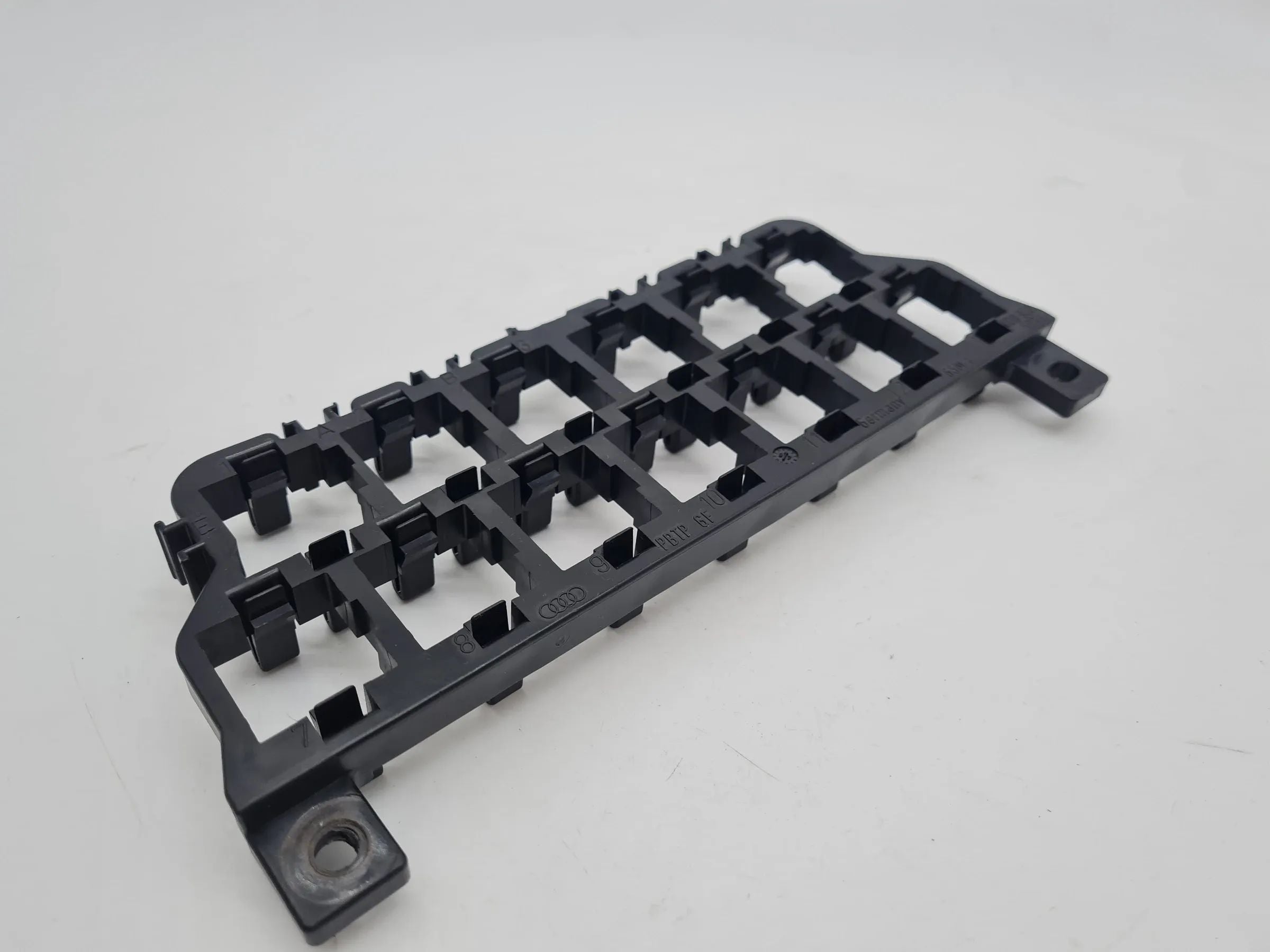 Original Audi A6 (4B2/4B4) Relais Stecker Leiste Träger 8D0937503E