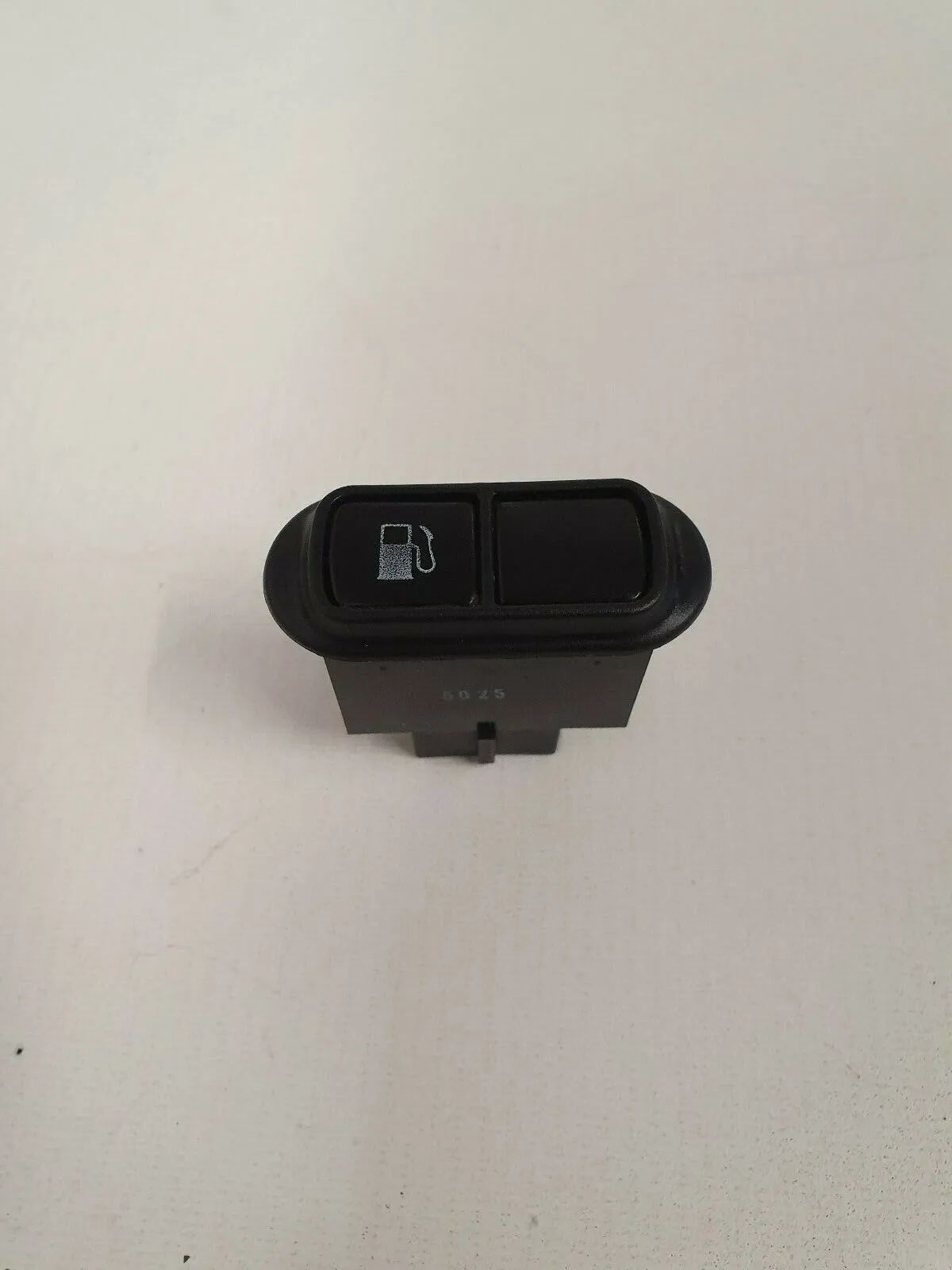 Interruptor para Desbloqueio da Tampa do Tanque Kia Carnival 2 II 2001-2005 K42