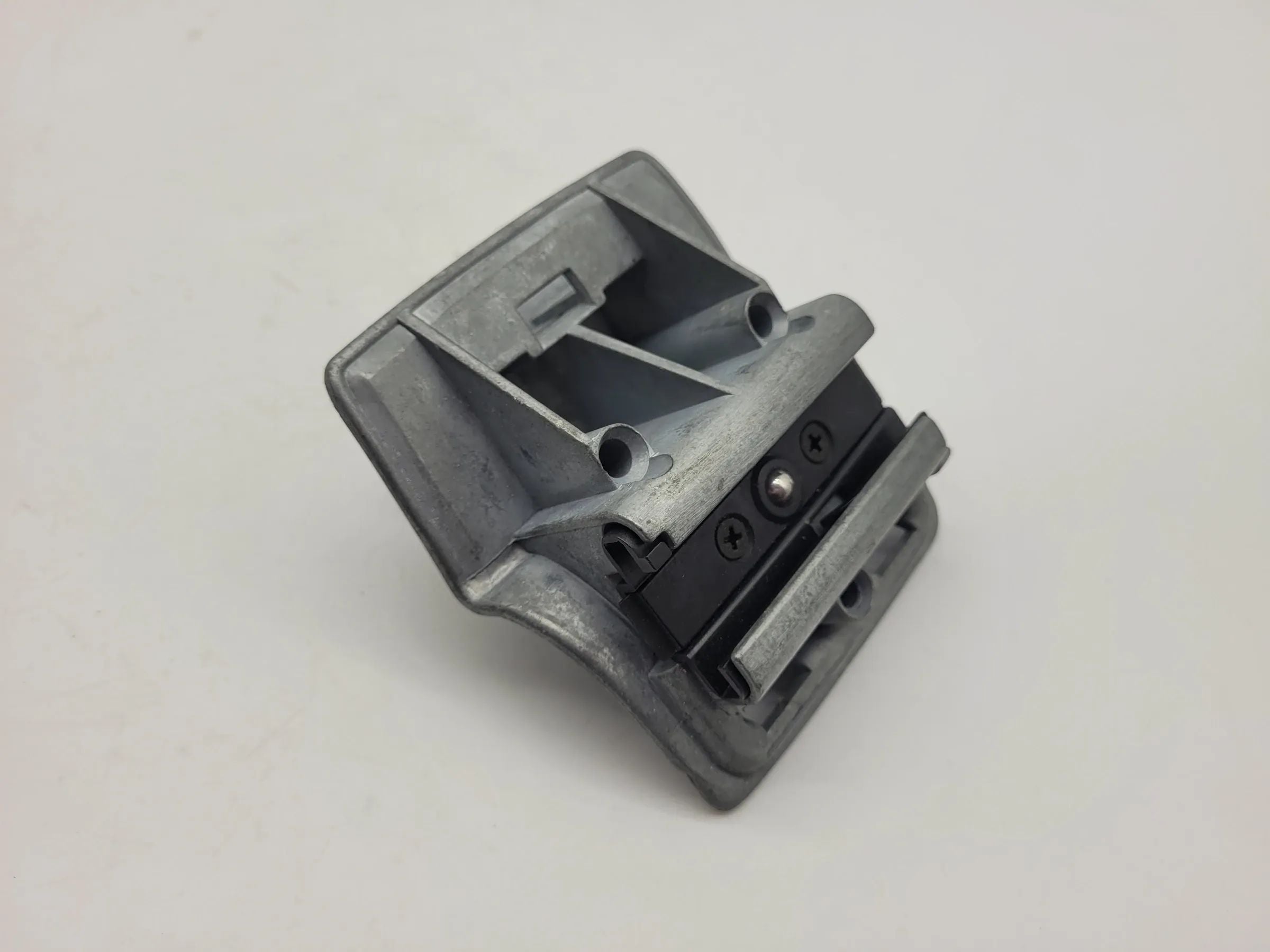 BMW 5er Touring E39 Befestigung Aufnahme Rollo Fußraum R/L 8217304 Original