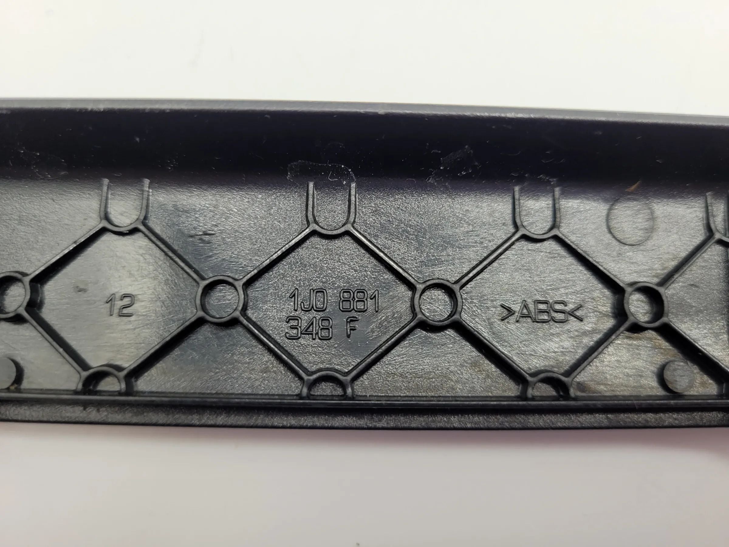 Original VW Golf IV 4 (1J5/1J1) Verkleidung Sitzschiene Rechts 1J0881348F