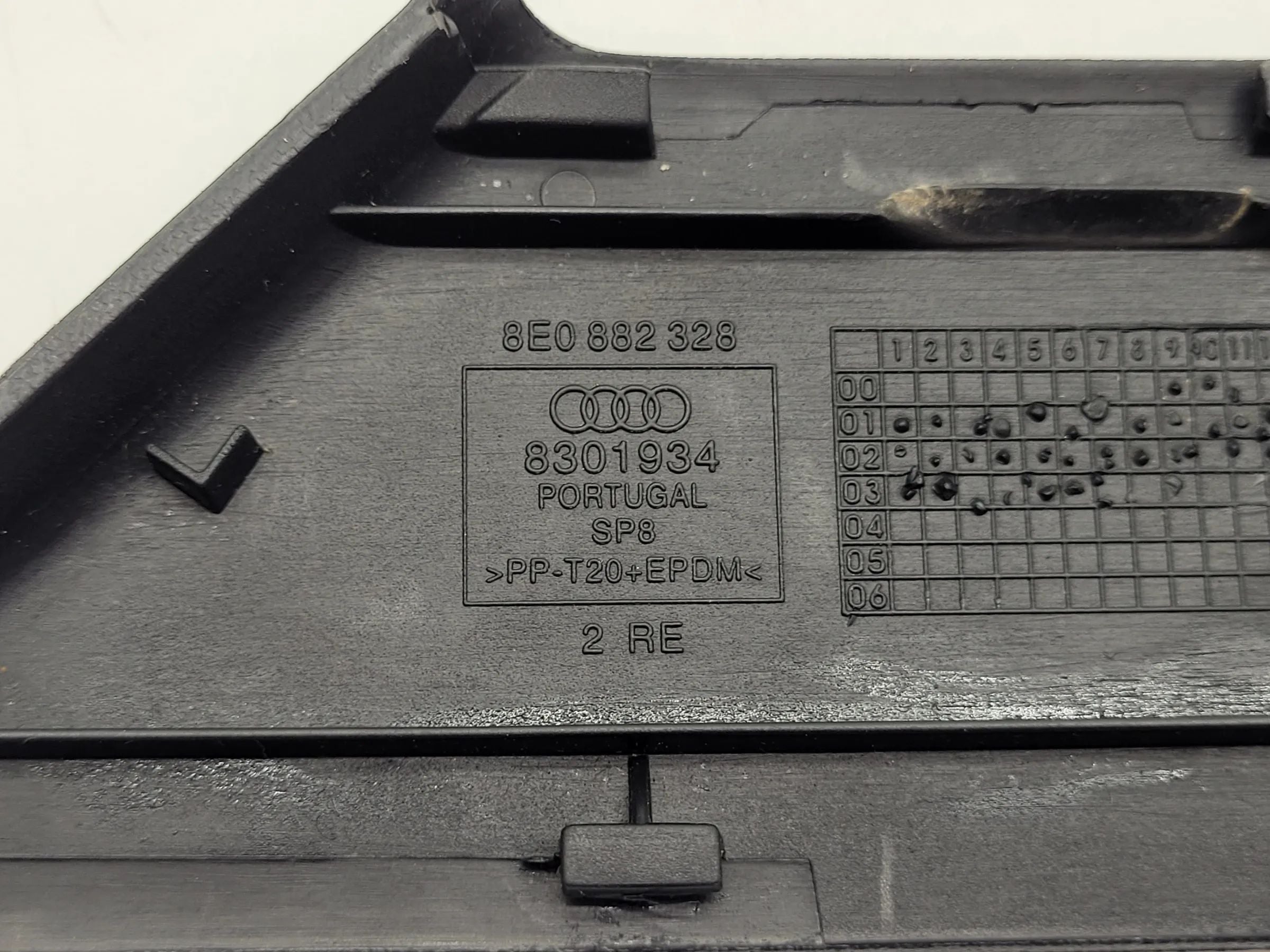 Original Audi A4 (8E/B6/B7) Abdeckung Gurtverkleidung Blende Rechts 8E0882328