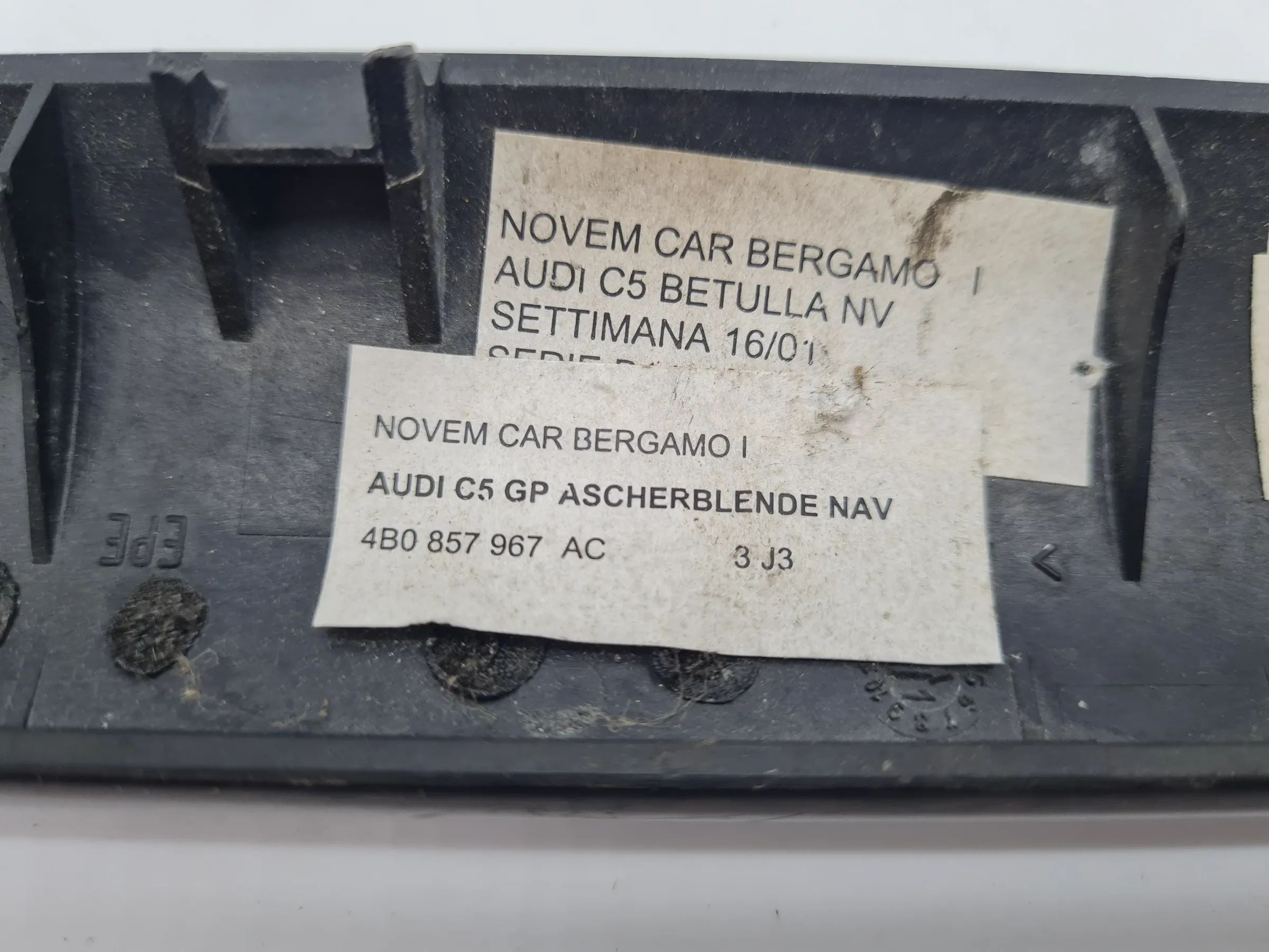 Original Audi A6 (4B) Dekorleiste / Zierleiste Aschenbecher 4B0857967