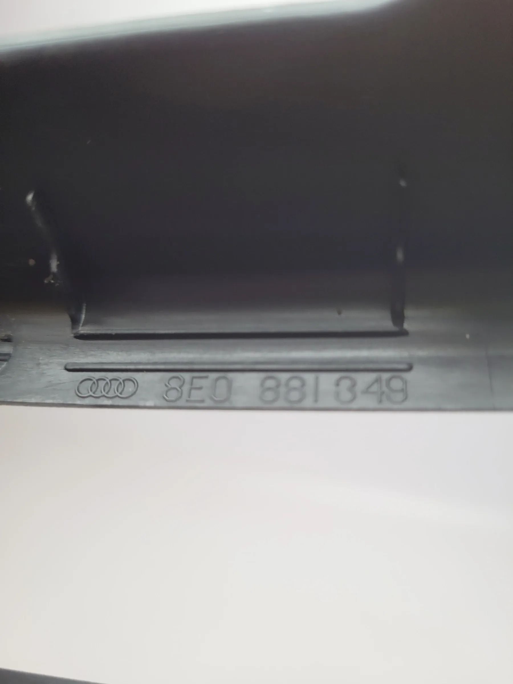 Original Audi A4 (8E/B6/B7) Verkleidung Sitz-Führungsschiene Links 8e0881349