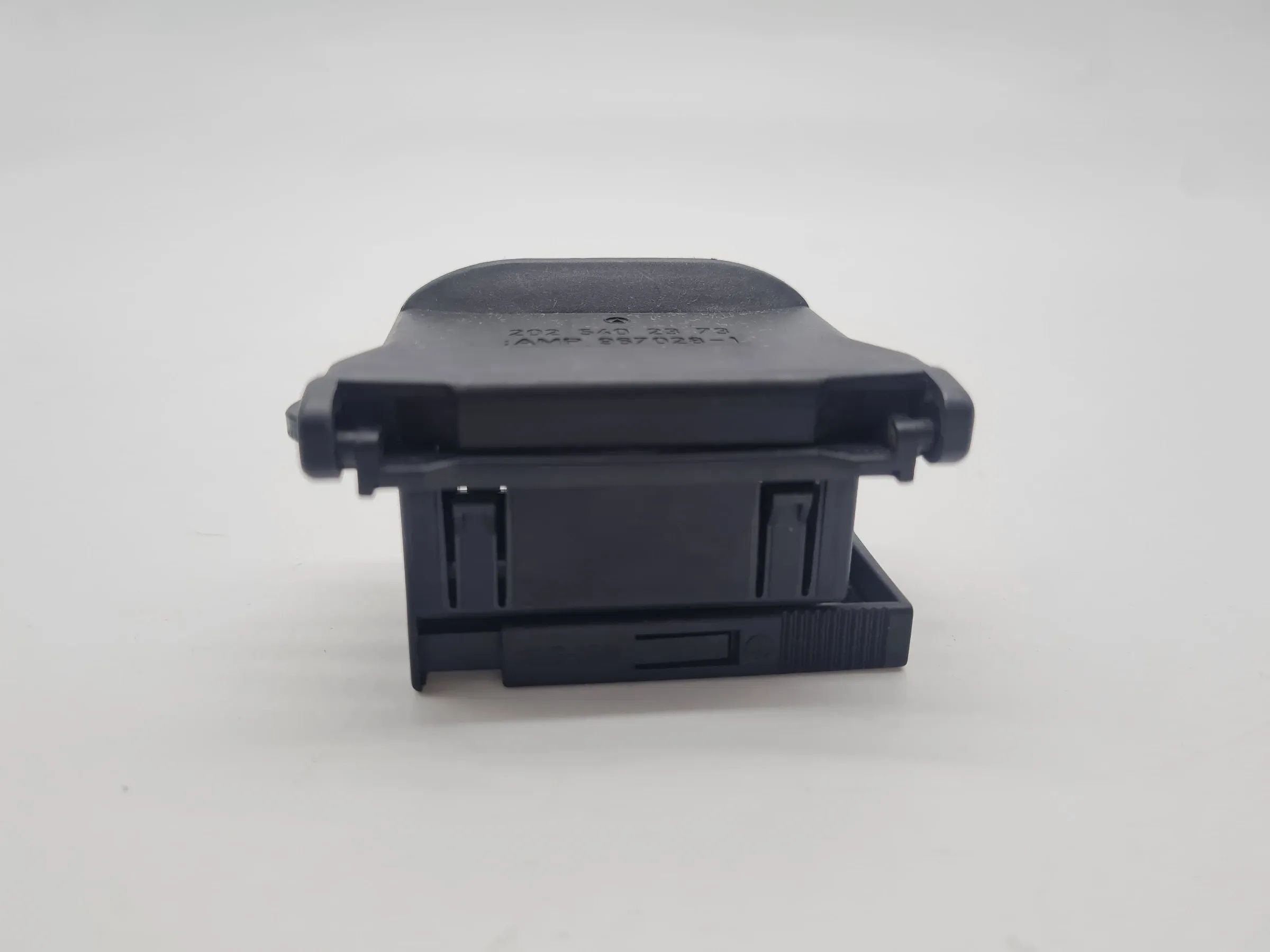 Original Mercedes-Benz C-Klasse OBD Diagnose Steckdose Buchse L A2025402373