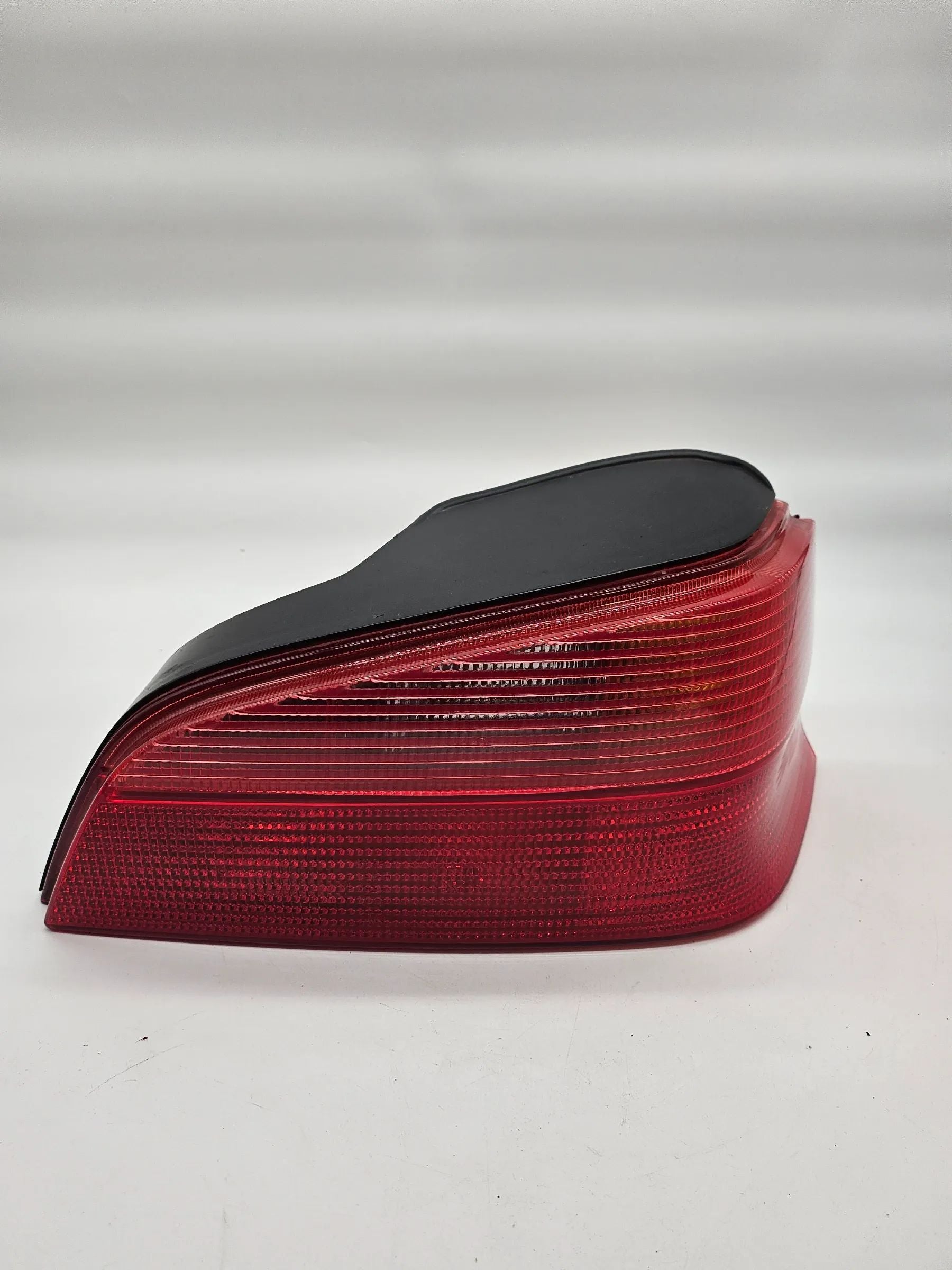 Оригинальный задний правый фонарь Peugeot 106 2274 D