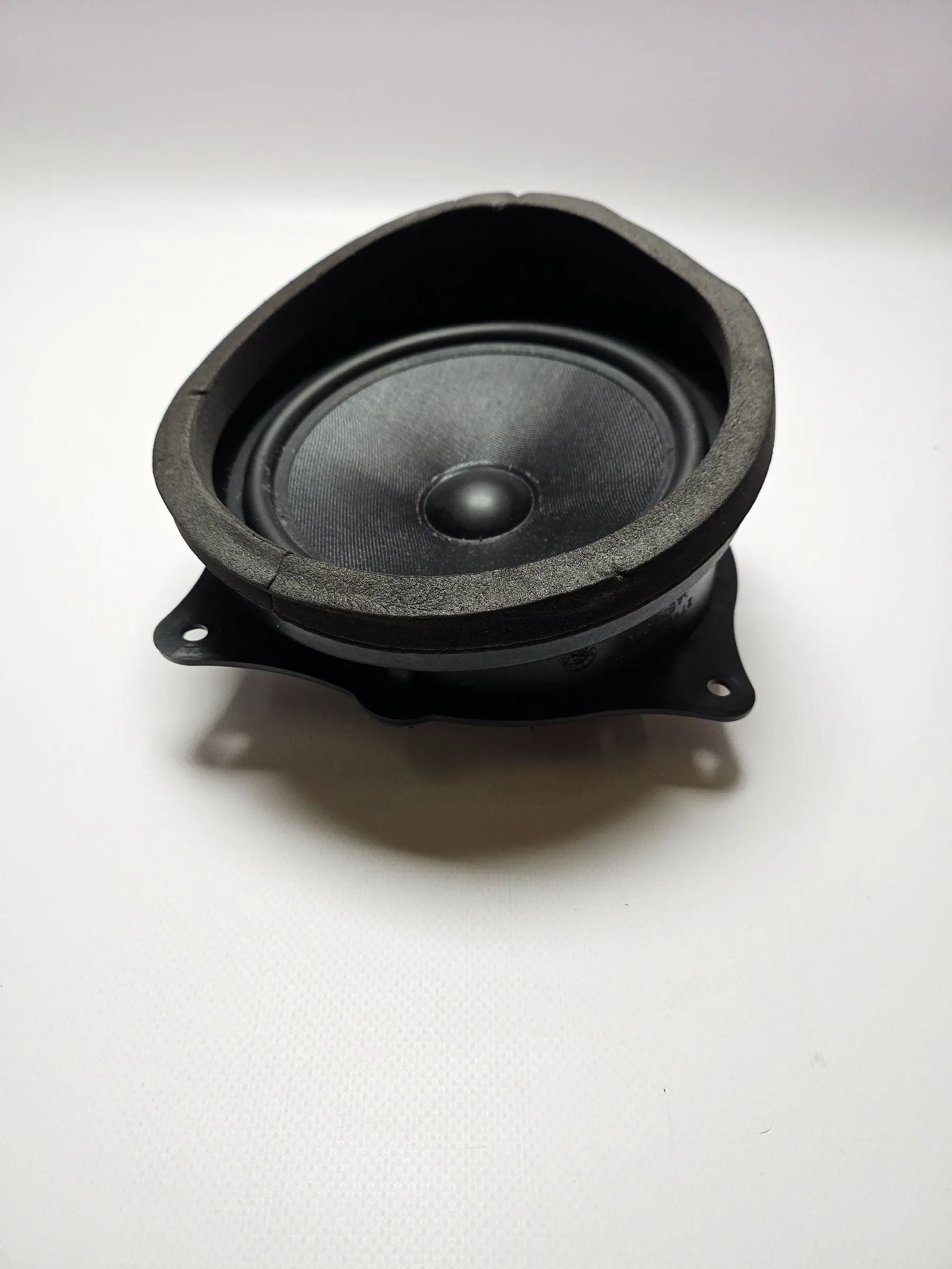 Оригинальная задняя правая стереодинамик BMW E53 X5 8379094