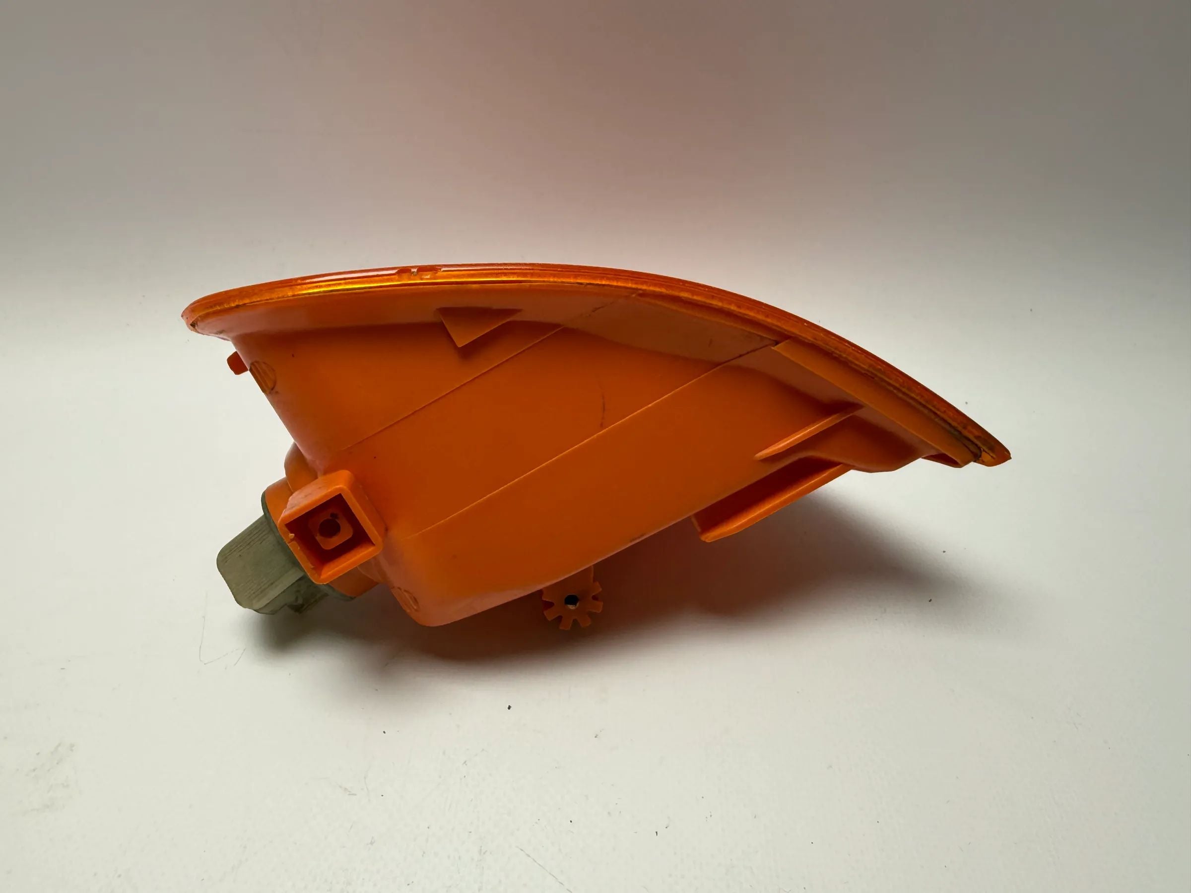 Оригинальный передний правый оранжевый поворотник Opel Astra F 91-94 90421897