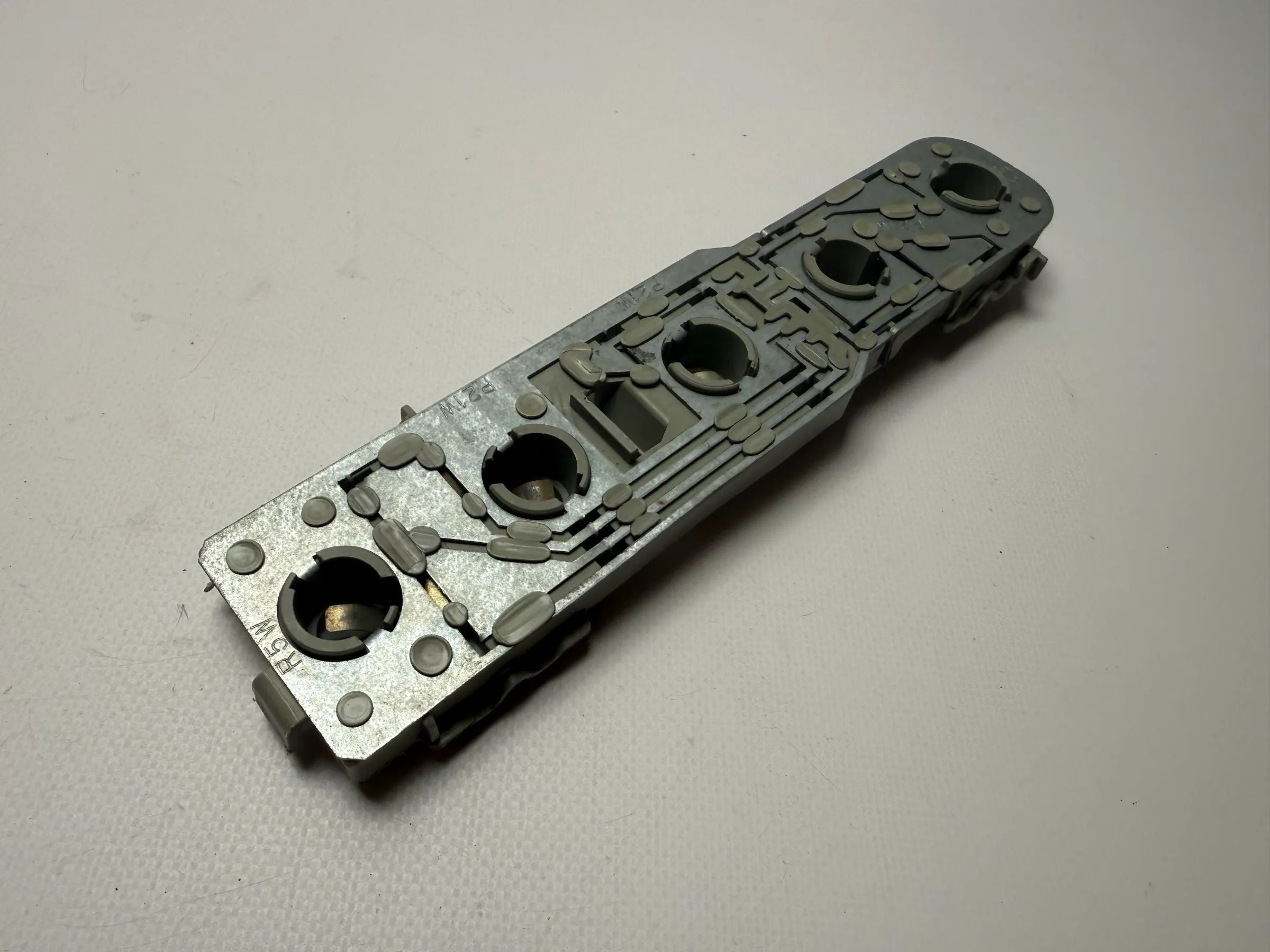 อะไหล่แท้ OPEL Corsa B (S93) ปี 1997 ขายึดโคมไฟหน้า ขวา VALEO 085144