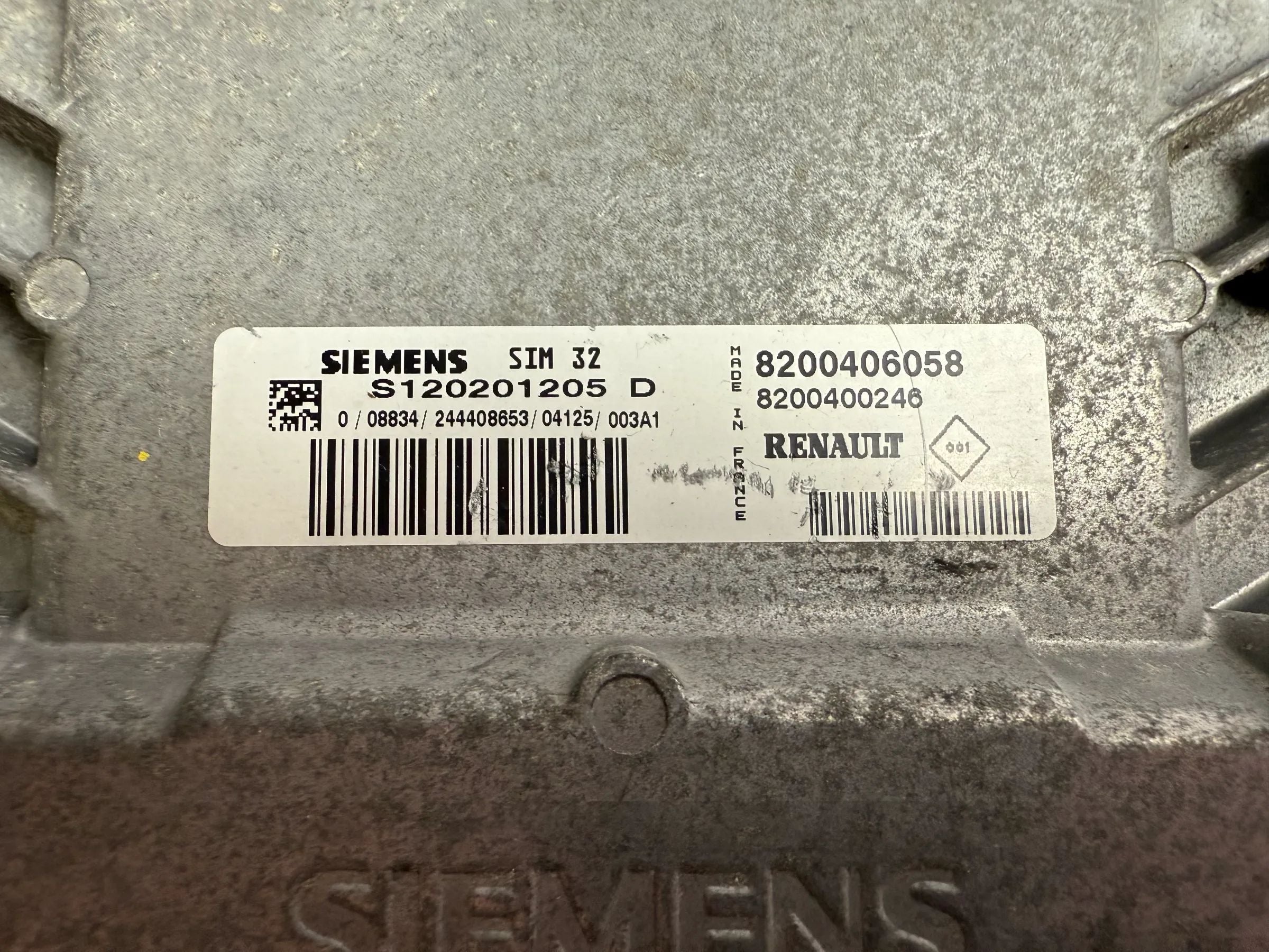 Оригинальный блок управления двигателем Renault Clio II ECU S120201205D / 8200406058 SIM32