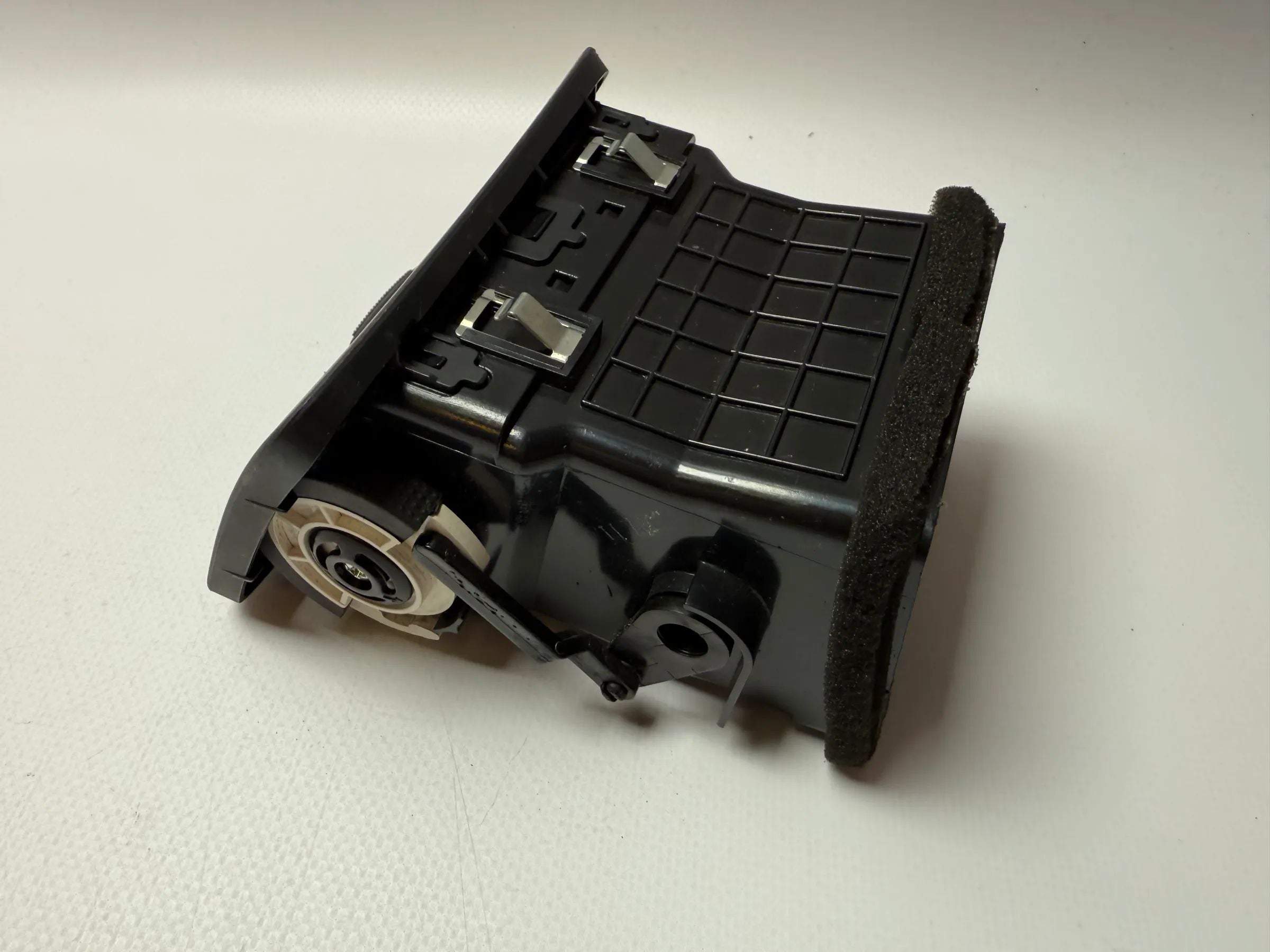 Original Hyundai Tucson air vent ventilation grille right 97490-2E000 / JM 97 302A 