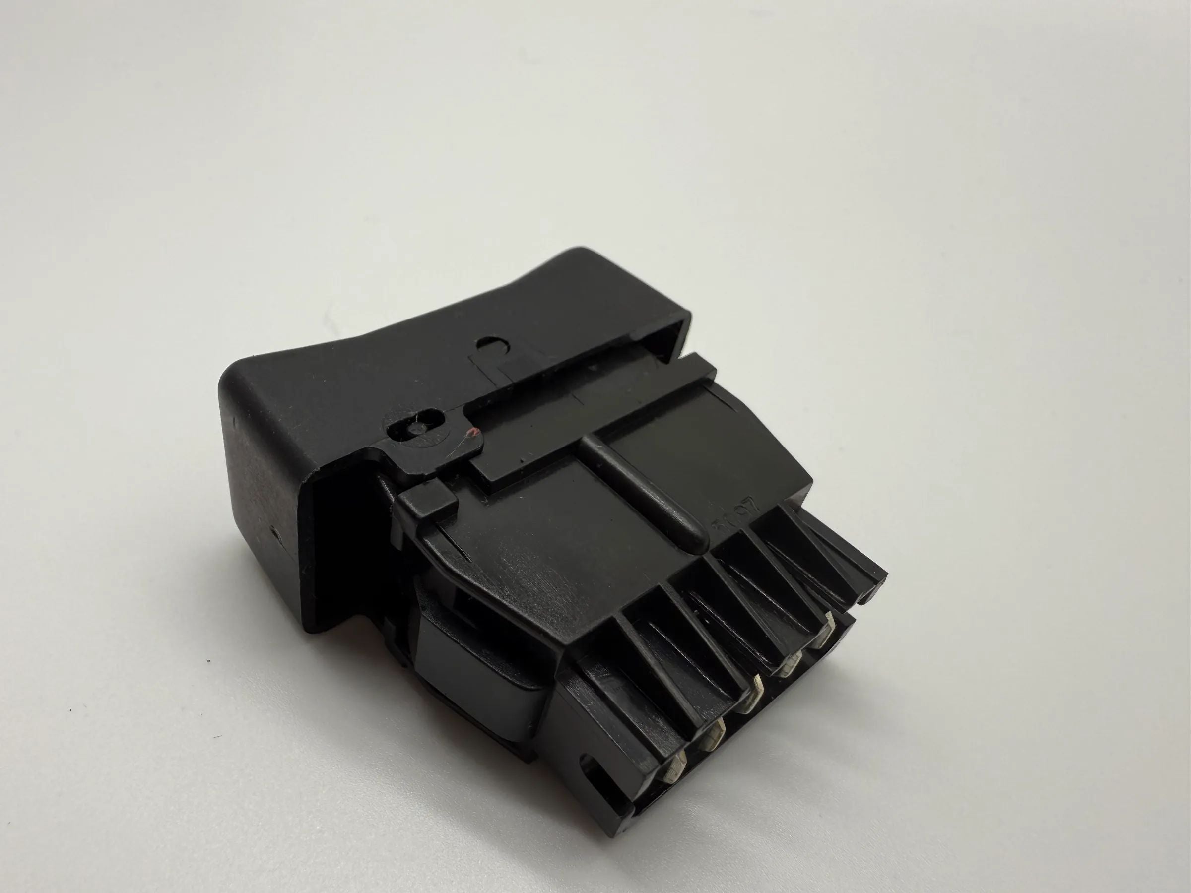 Oryginalny przełącznik świateł przeciwmgłowych Renault R21 DAV 7700794673