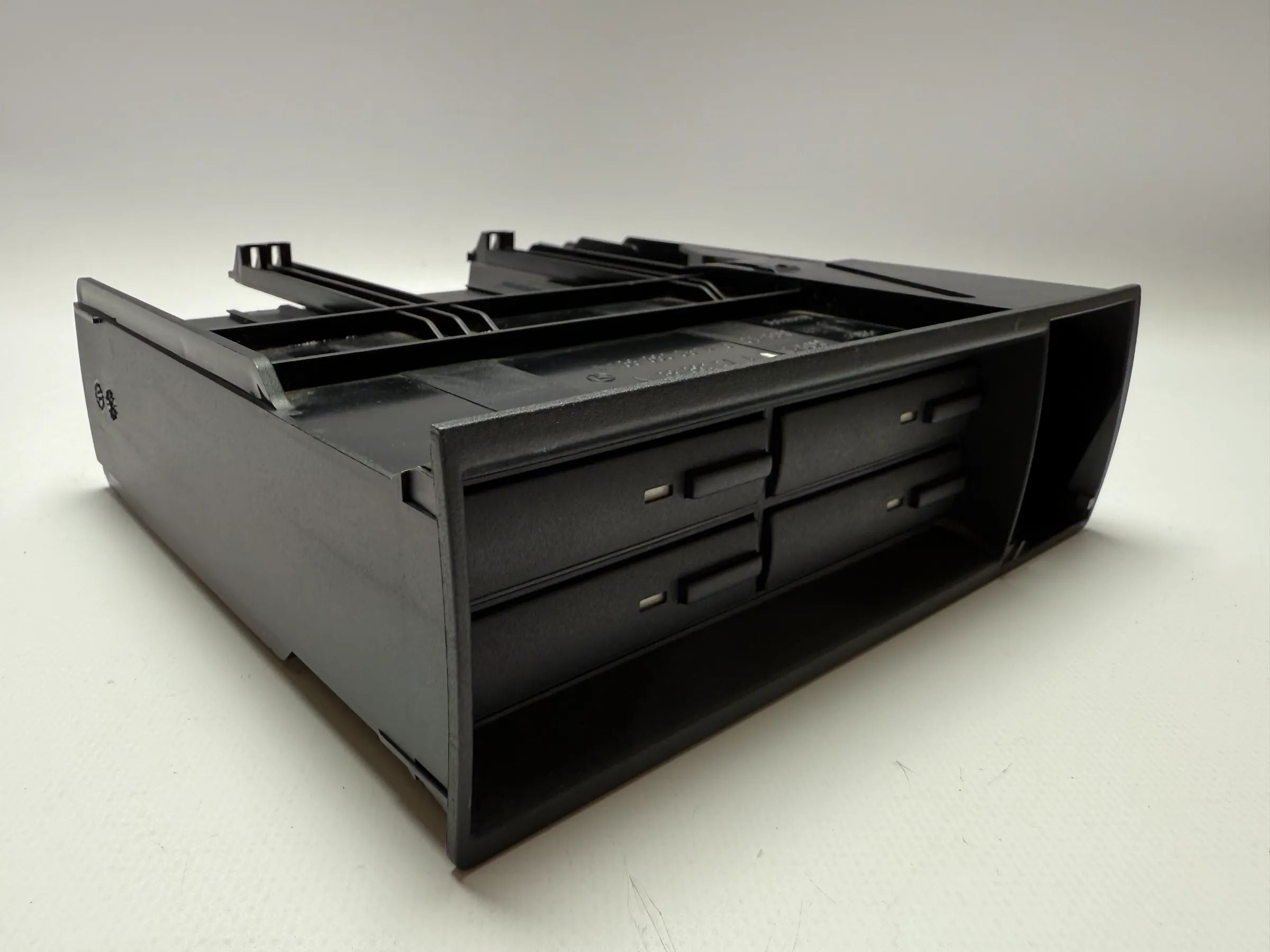 อะไหล่แท้ Mercedes-Benz A-Klasse W168 กล่องเก็บเทป 4 ช่อง A1686800714