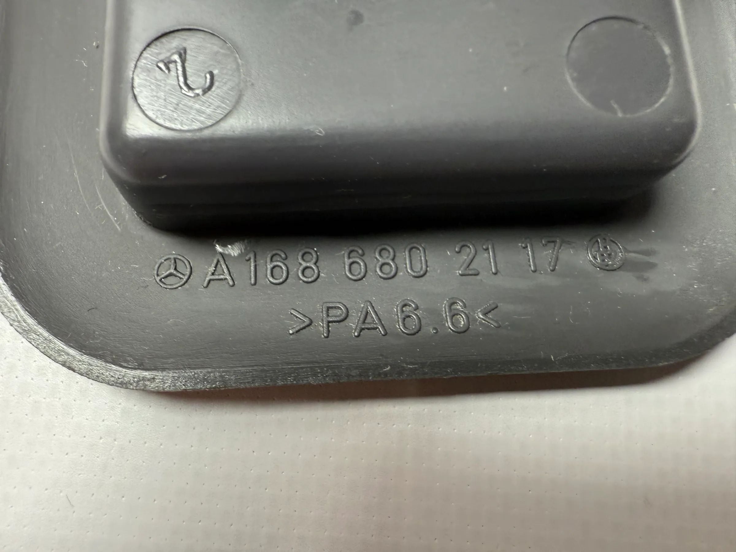 Original Mercedes W168 A-Klasse Abdeckung Sitzbefestigung A1686802117