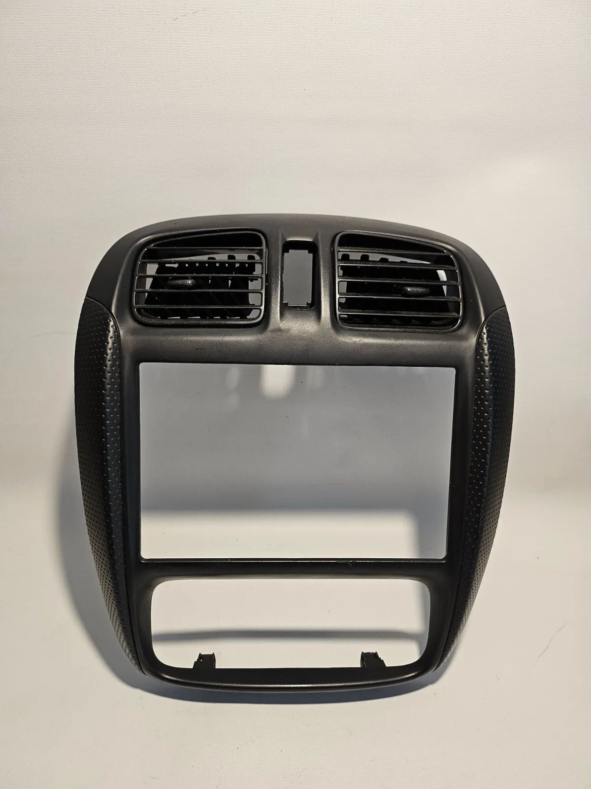 อะไหล่แท้ Mazda Demio DW 1.3 ฝาครอบช่องลมแผงคอนโซลกลาง D26755210