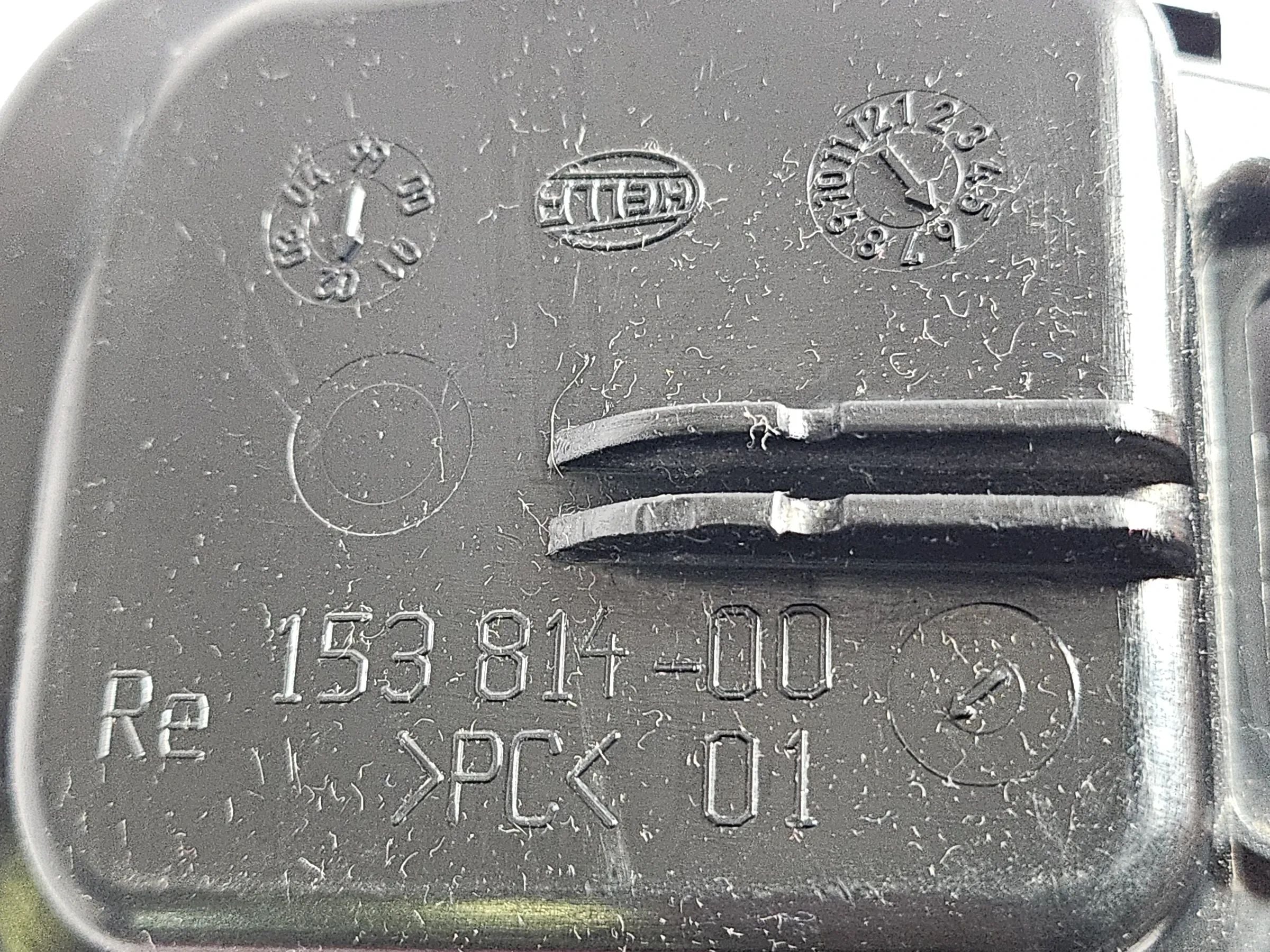純正 Audi A6 S6 4B ヘッドライトカバー Hella製 キセノン 右用 15381400