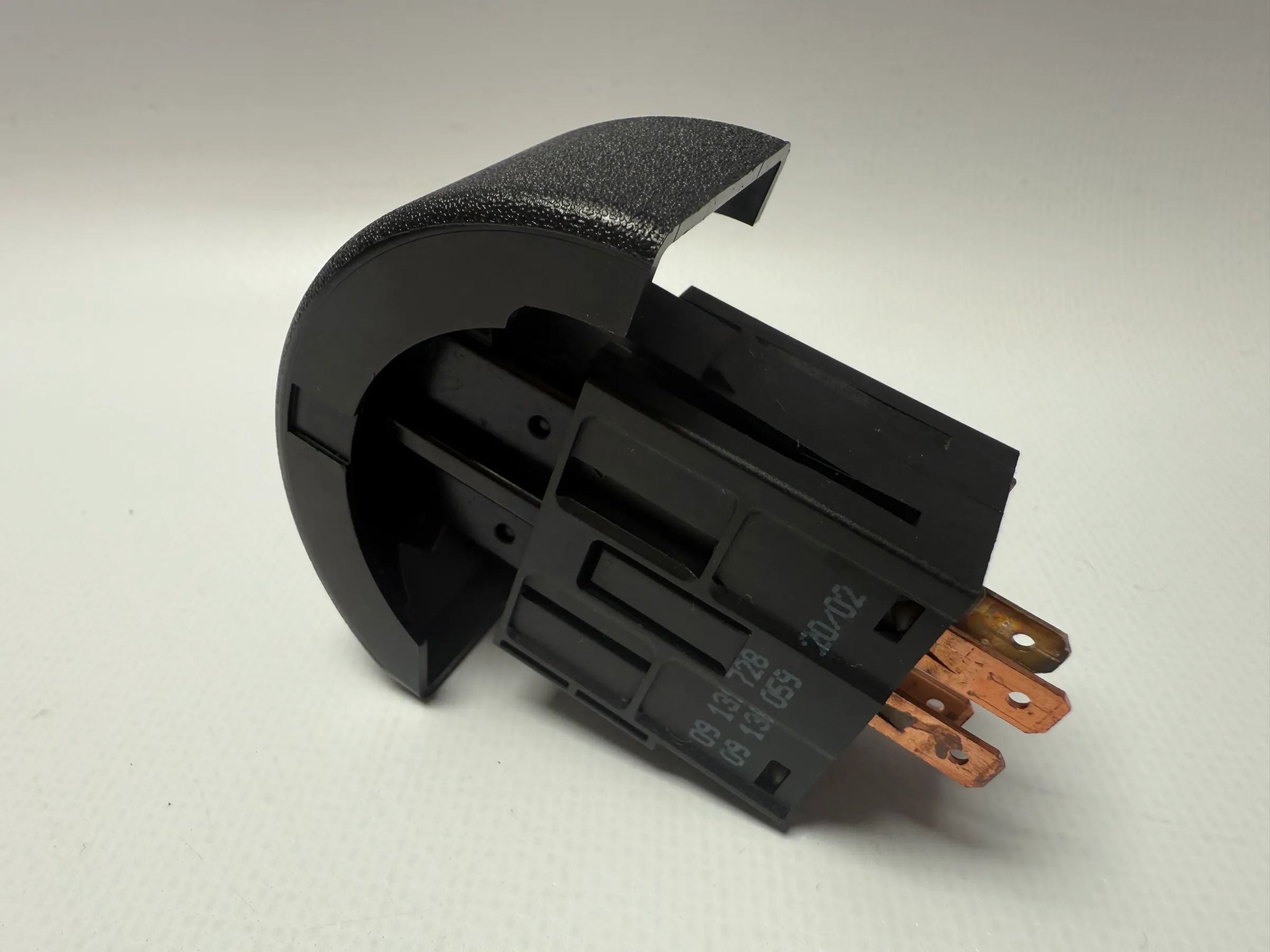 Оригинальный переключатель аварийной сигнализации Opel Astra G в передней вентиляционной решетке 09131728