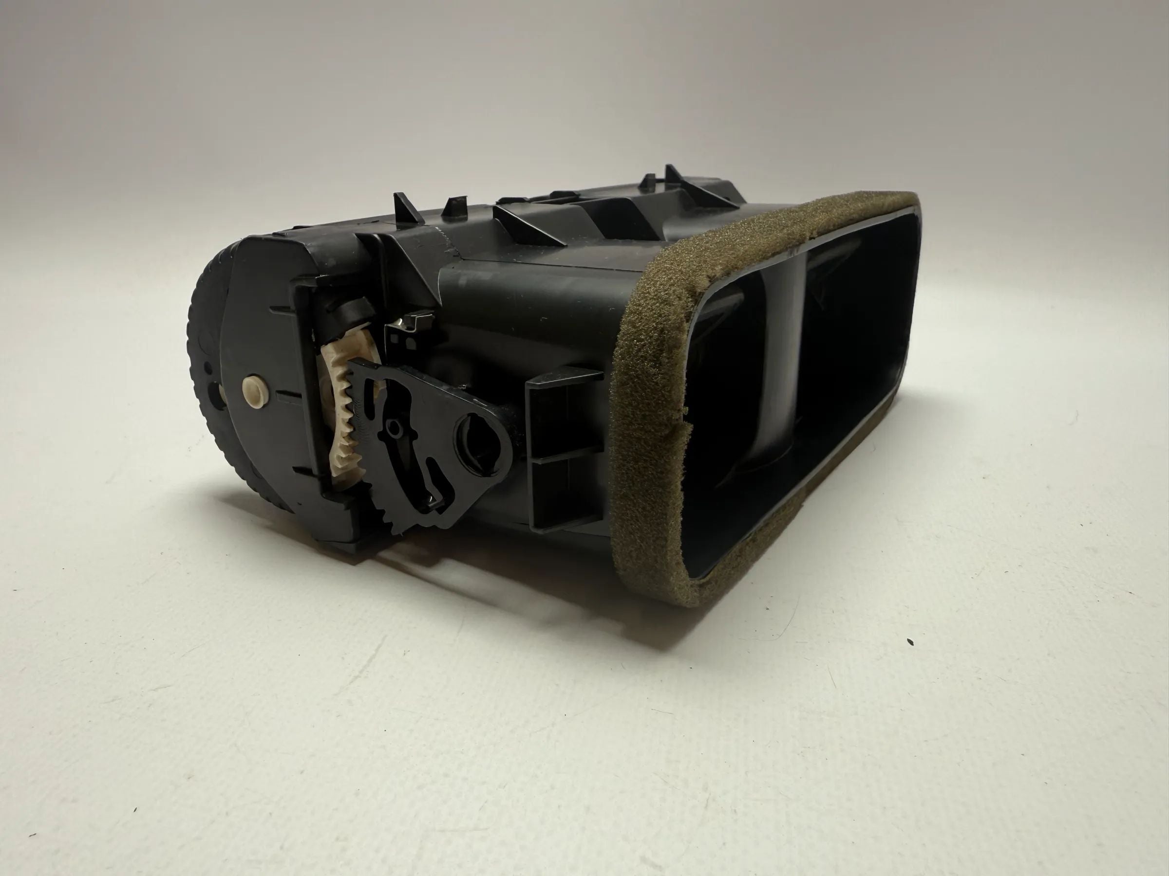 Оригинальная центральная двойная воздушная решетка вентиляции Opel Astra G 90560344