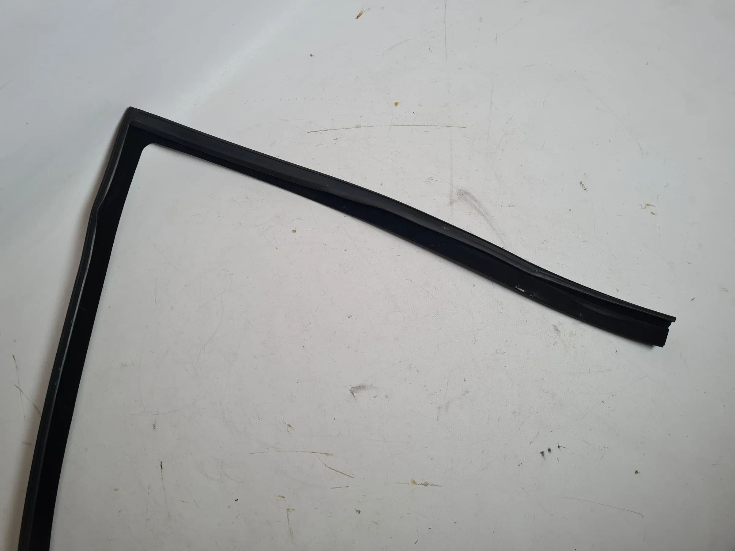 ซีลยางแนวหน้าต่างแท้ BMW 5er E39 ด้านขวาหลัง 8159818 / 34.6406