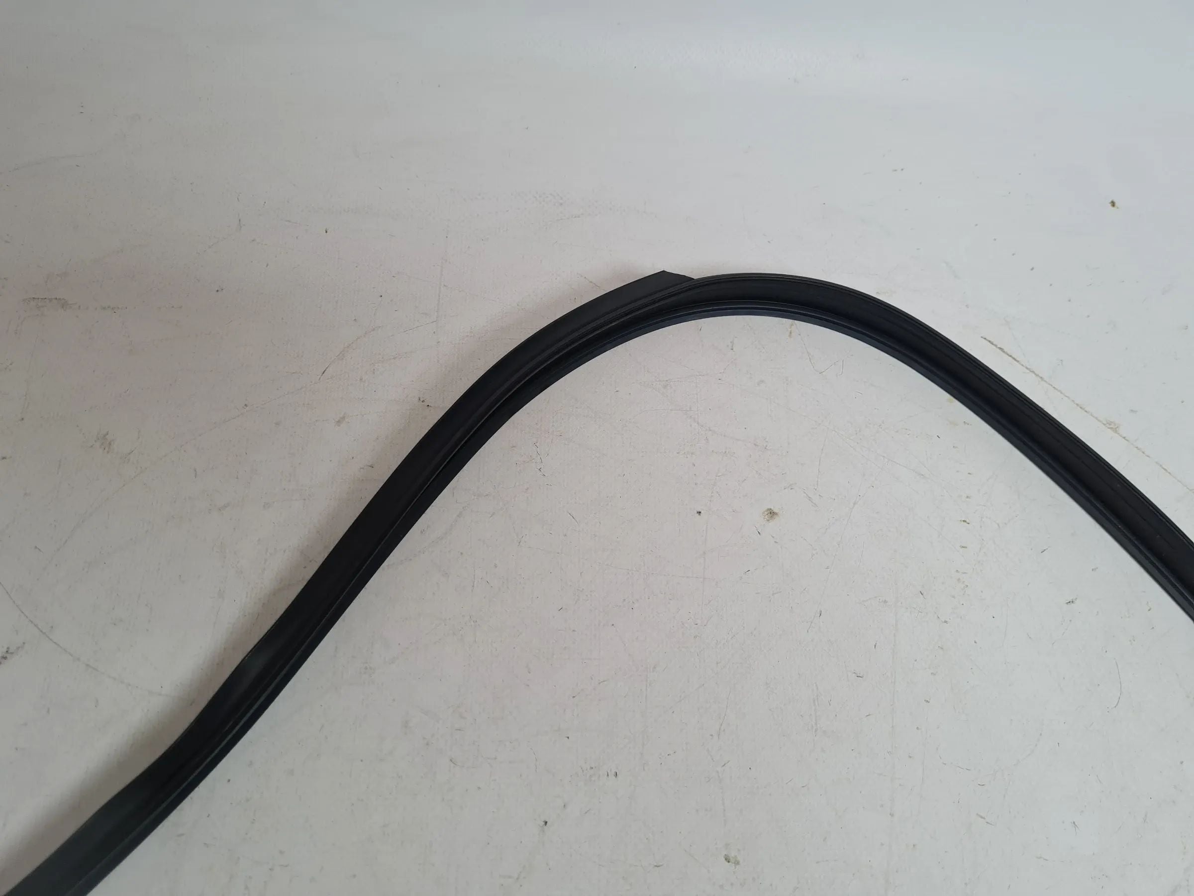 Original BMW 5 Series E39 Window Seal Door Left 51.21-8226861