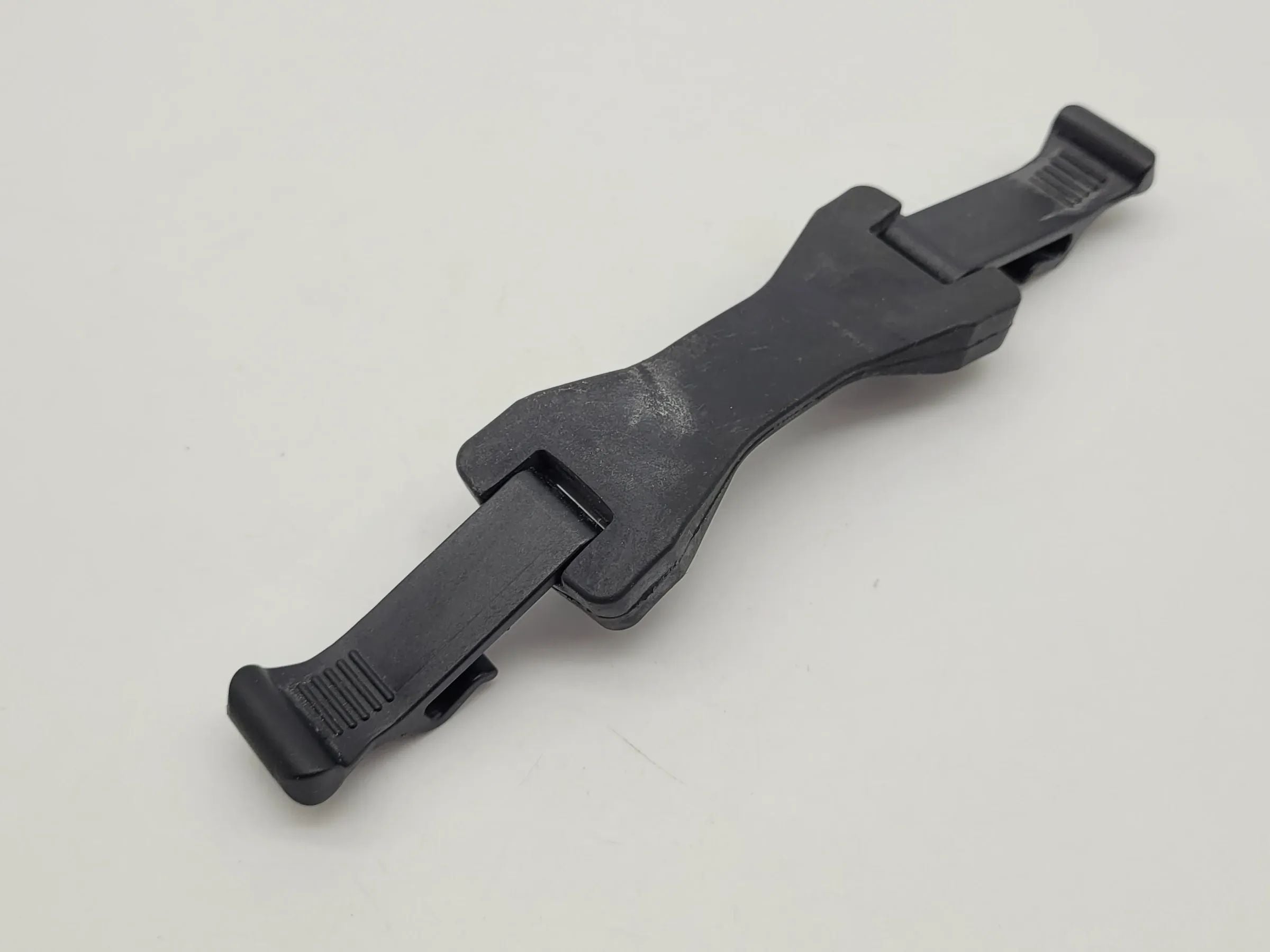Original Audi A6 (4B2/4B4) Halterung Gummi Lasche 4B5011247A